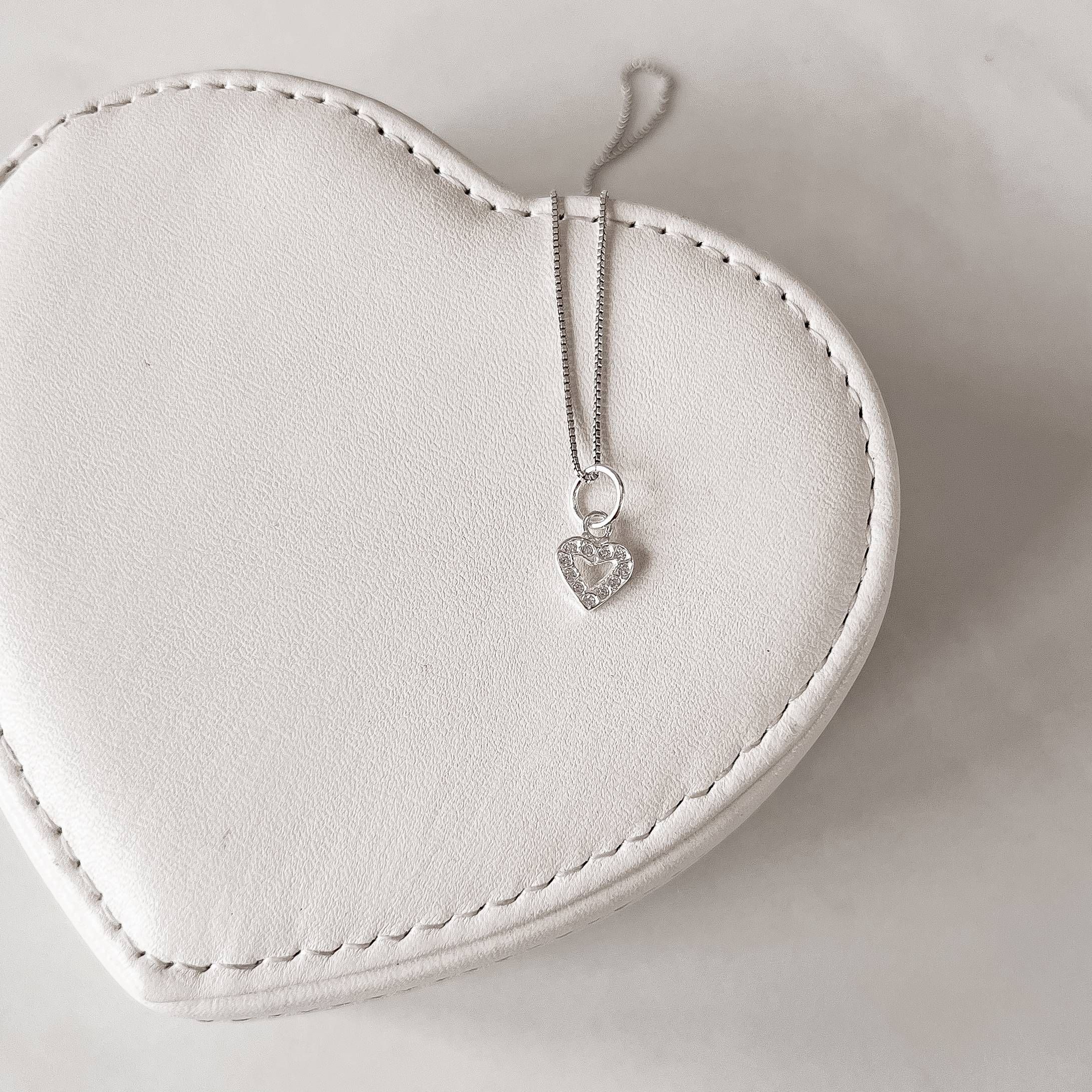 Imagem Colar pingente coração vazado cravejado 8mm 40cm