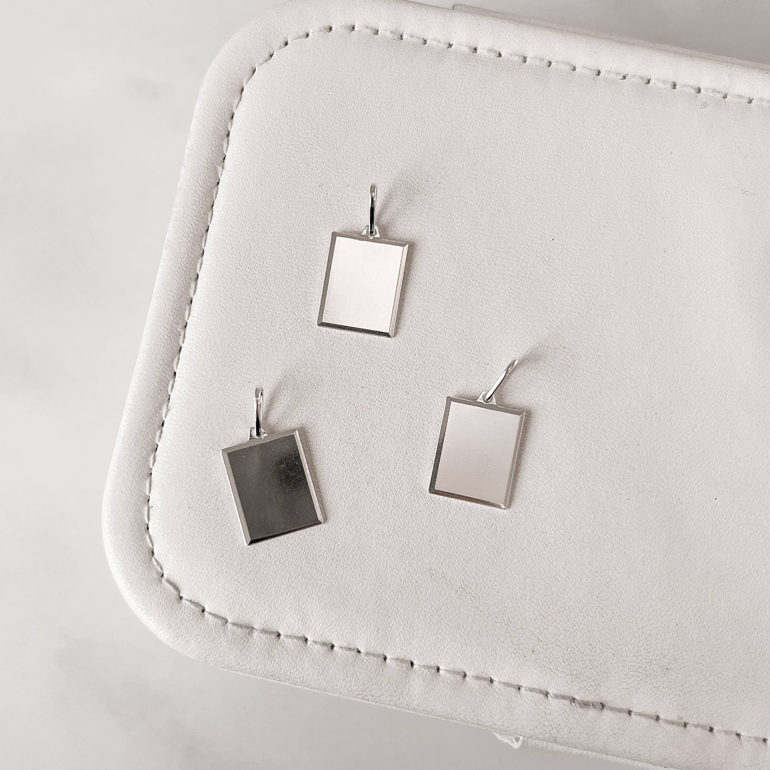 Pingente medalha retangular lisa 15mm