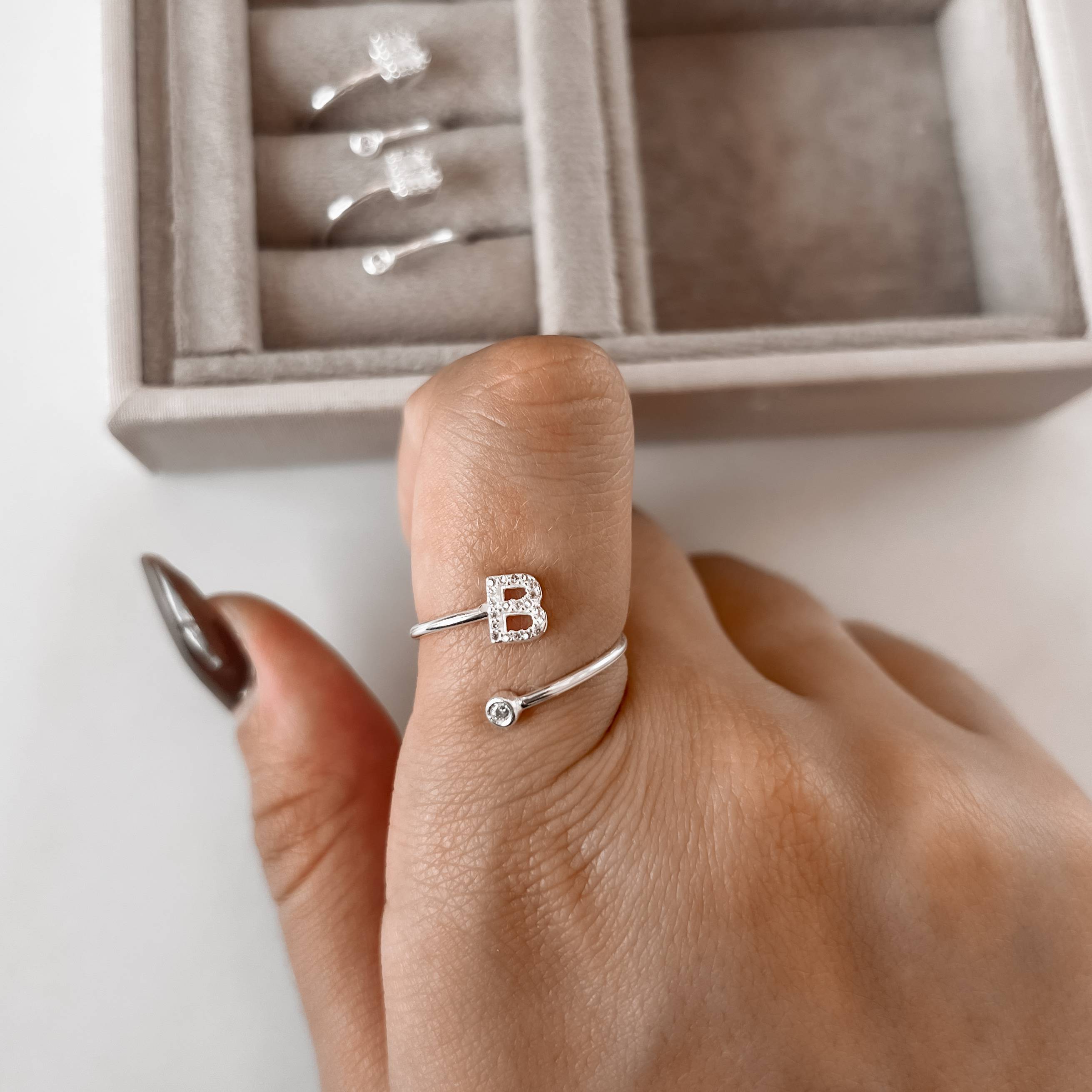 Imagem Secundária Anel letra B cravejada e zircônia regulável P