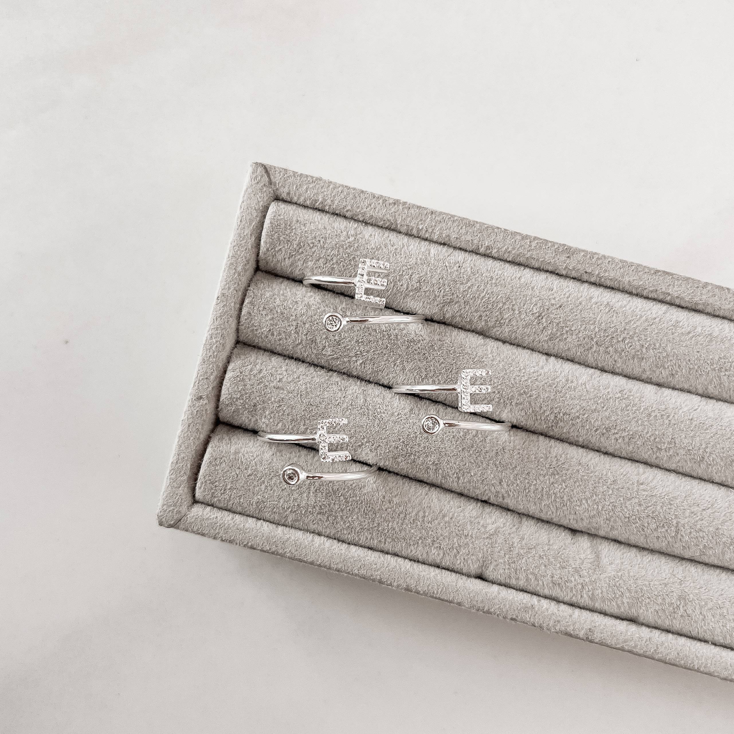 Imagem Anel letra E cravejada e zircônia regulável P