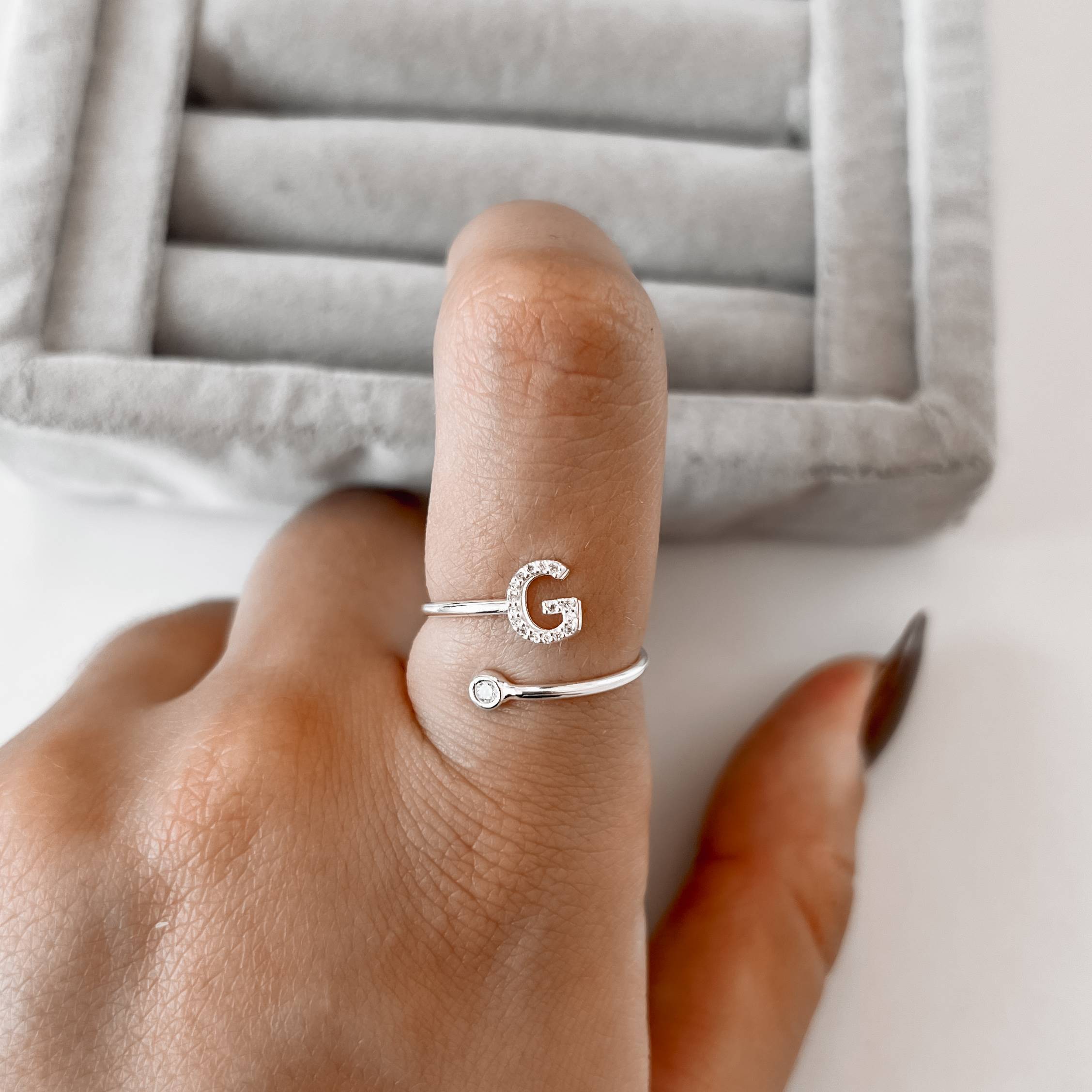 Imagem Secundária Anel letra G cravejada e zircônia regulável P