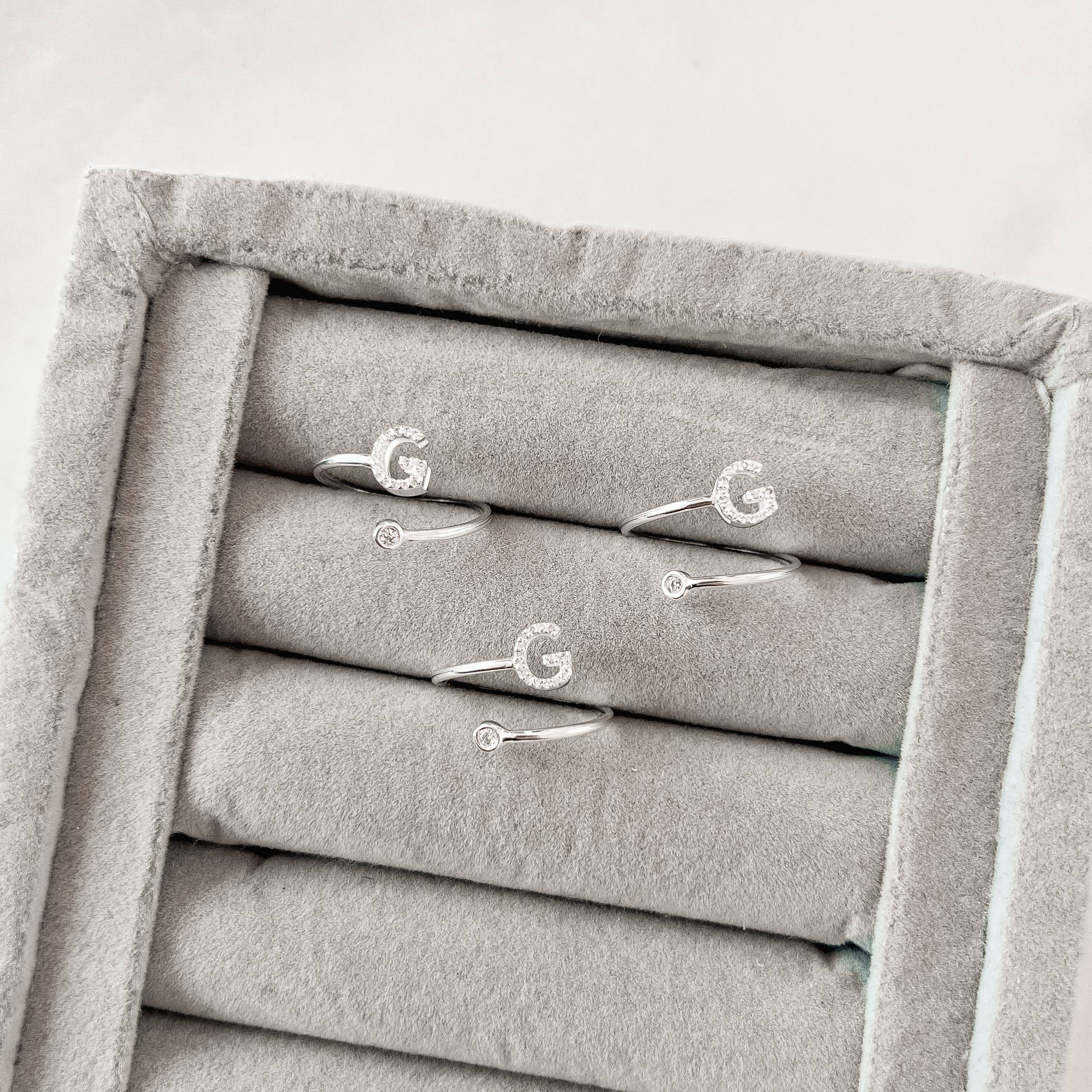 Imagem Anel letra G cravejada e zircônia regulável P