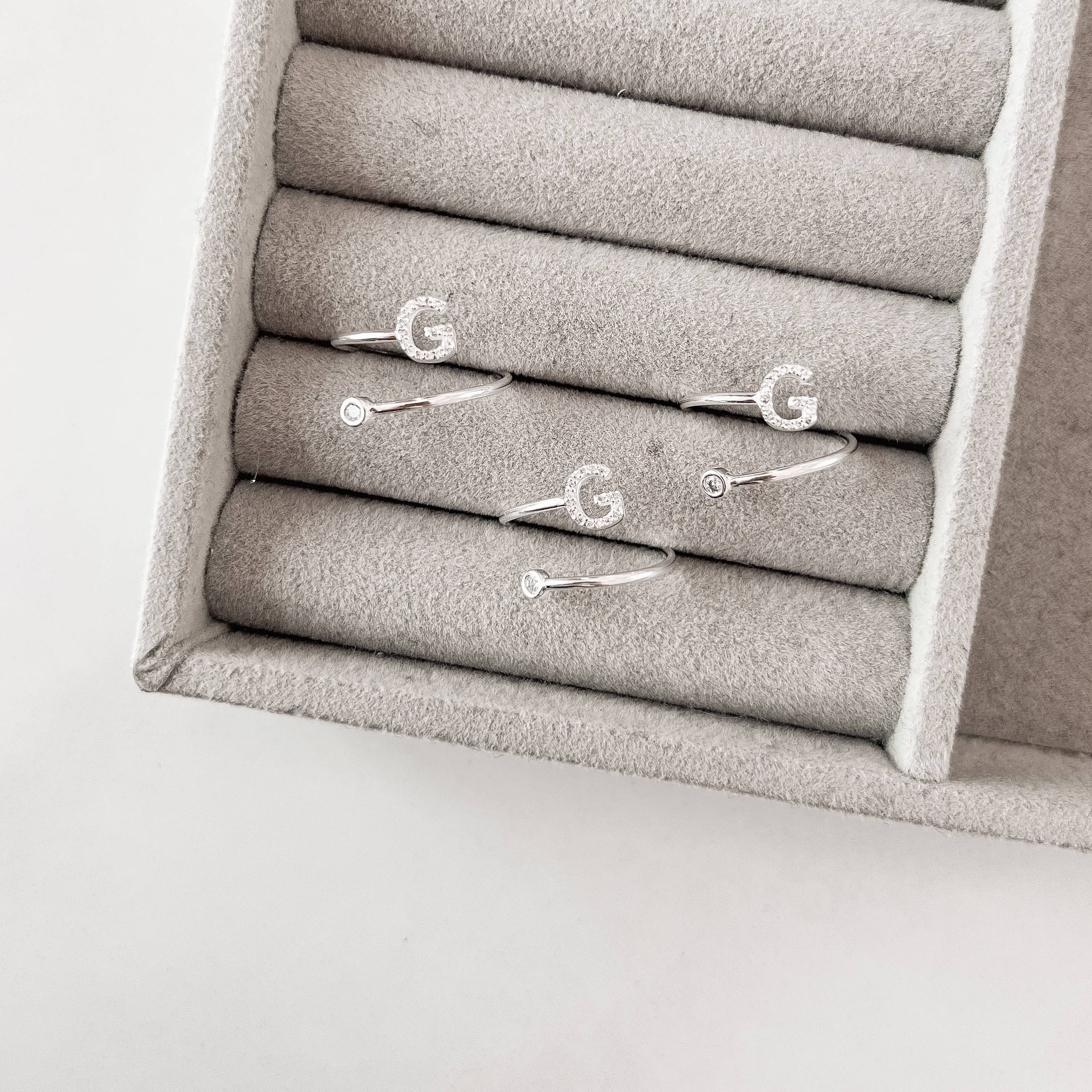 Imagem Anel letra G cravejada e zircônia regulável G