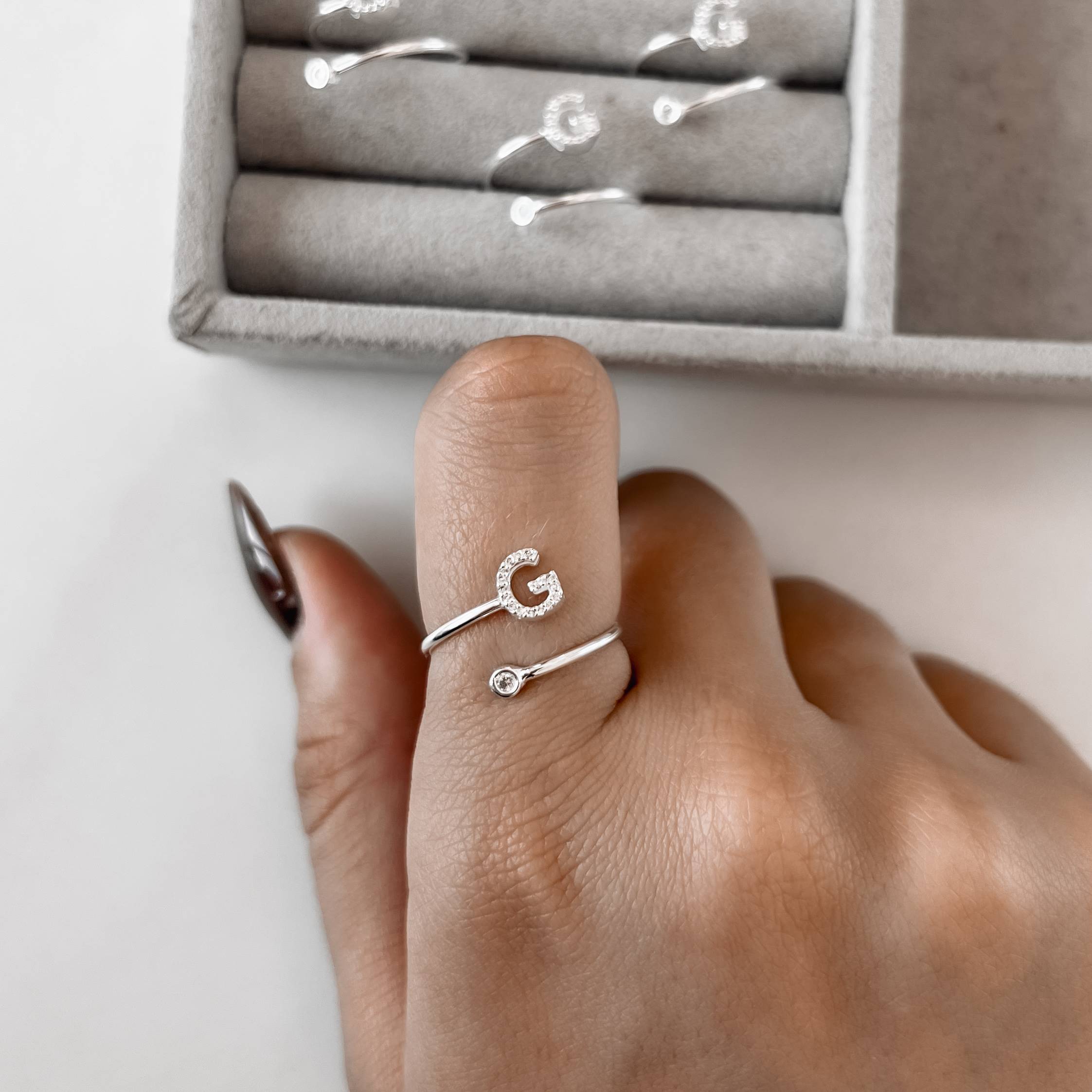 Imagem Secundária Anel letra G cravejada e zircônia regulável G