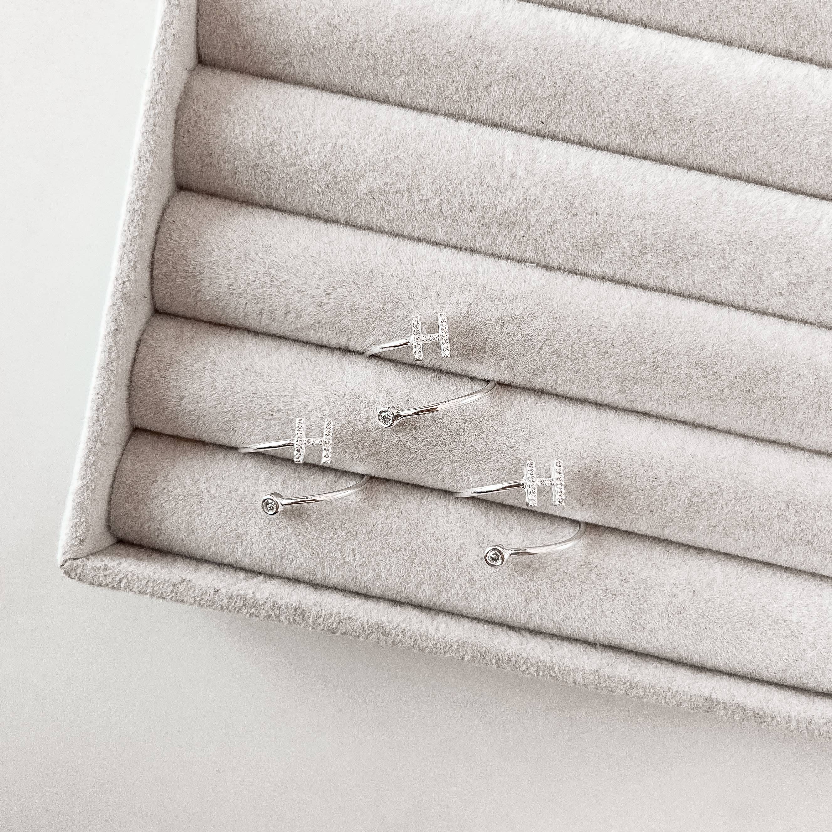 Imagem Anel letra H cravejada e zircônia regulável P