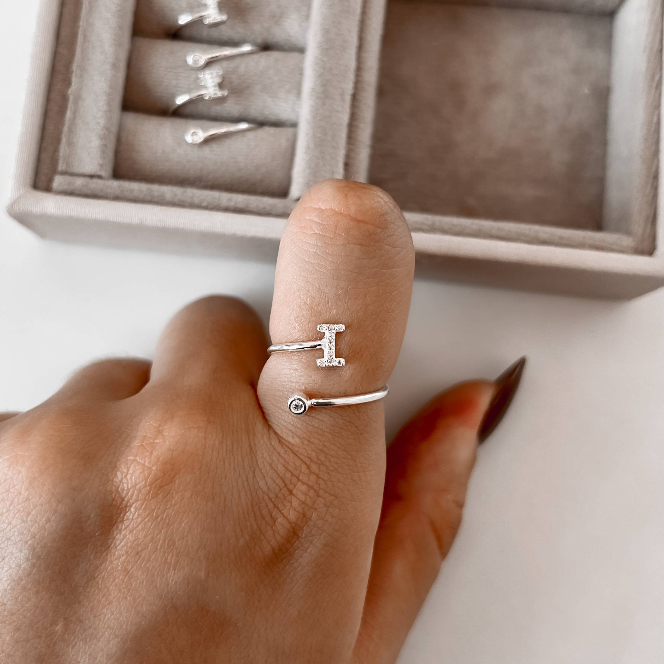 Imagem Secundária Anel letra I cravejada e zircônia regulável P