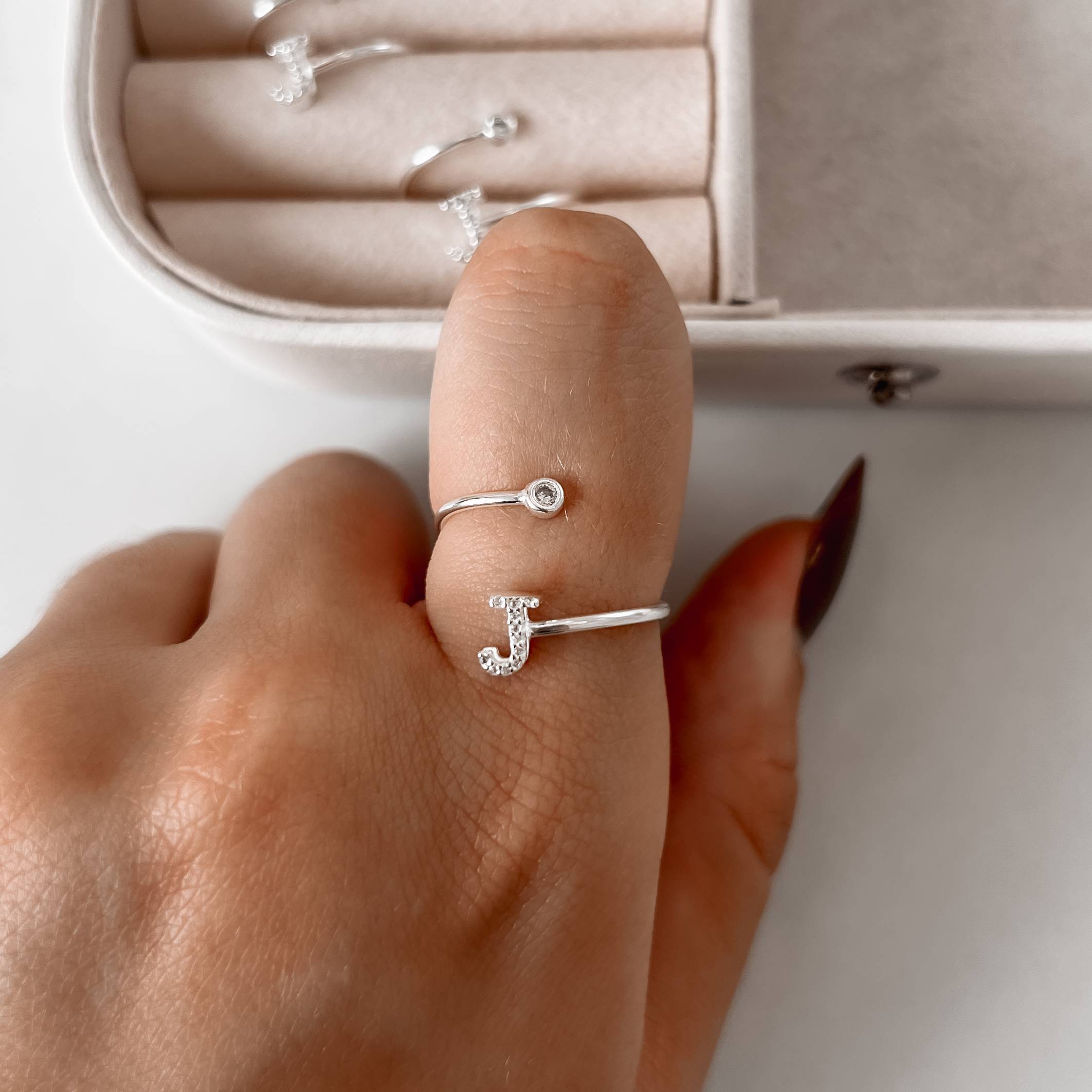 Imagem Anel letra J cravejada e zircônia regulável P