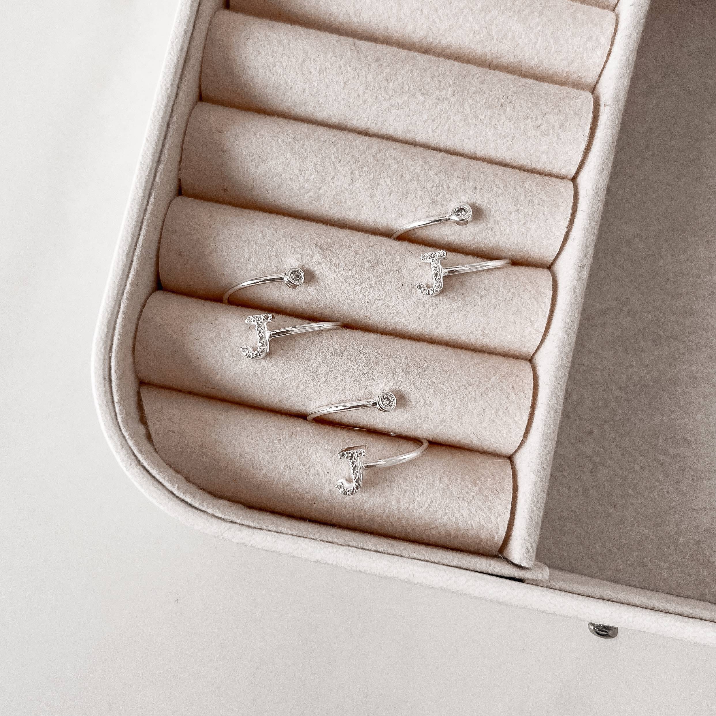 Imagem Secundária Anel letra J cravejada e zircônia regulável P