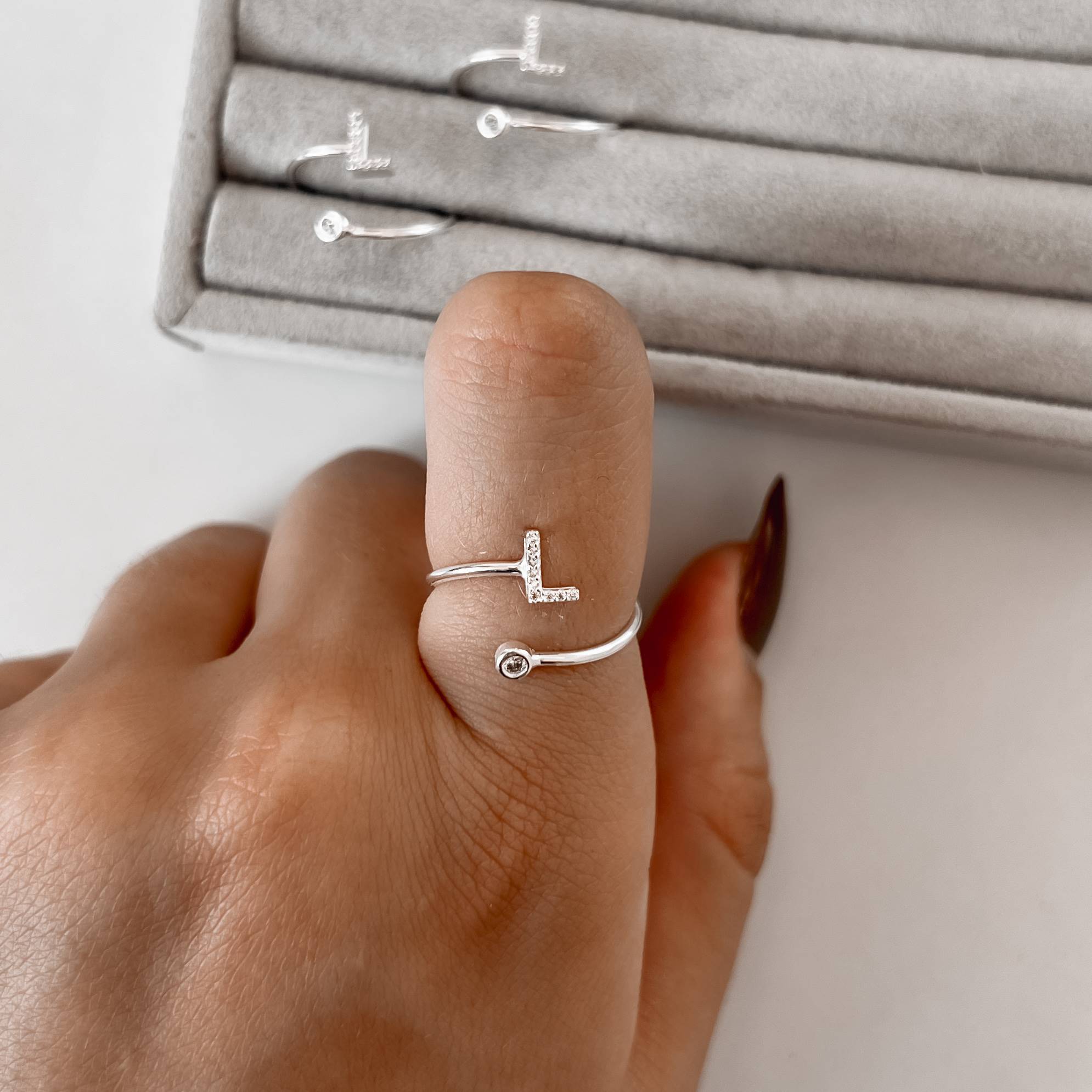 Imagem Secundária Anel letra L cravejada e zircônia regulável P