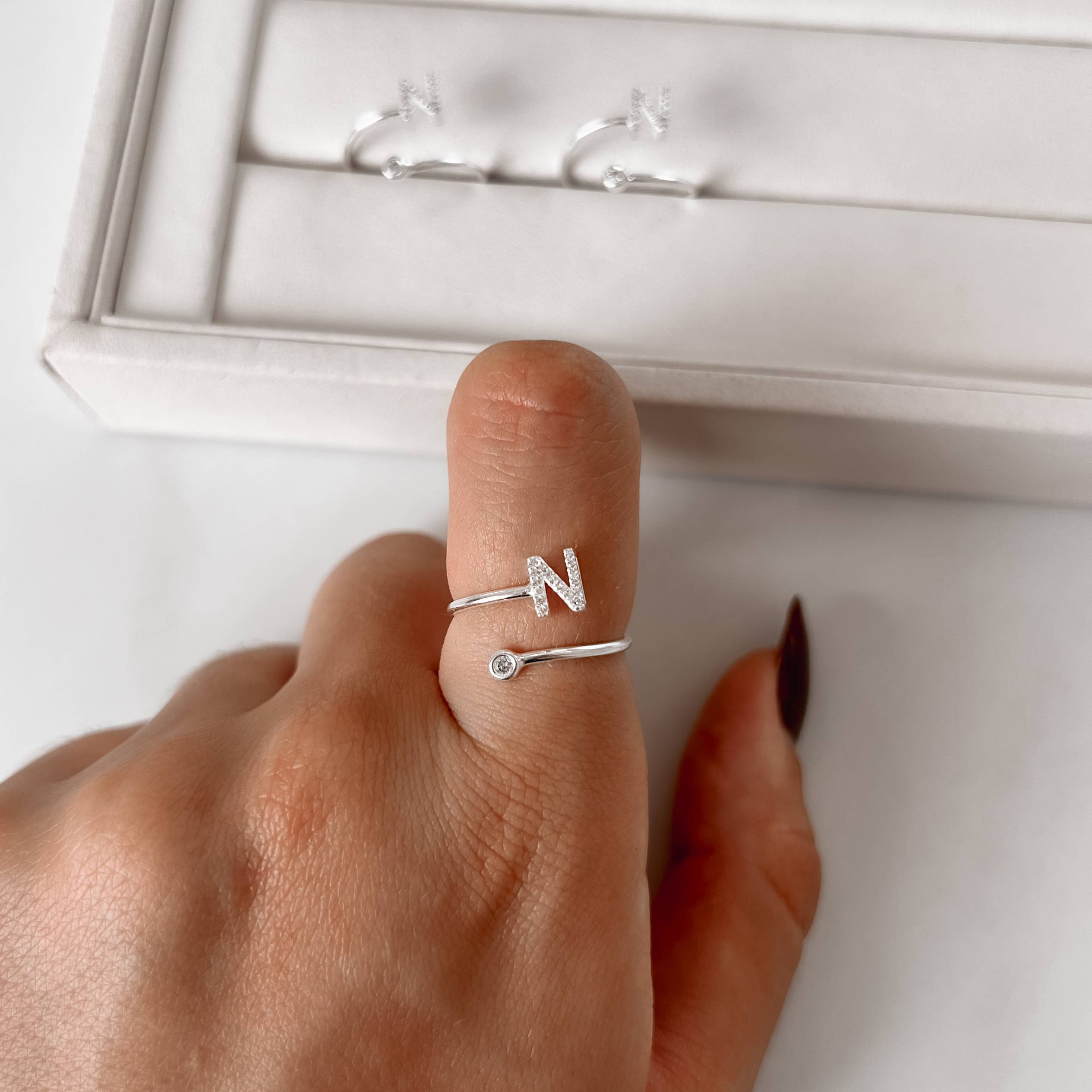 Imagem Anel letra N cravejada e zircônia regulável P