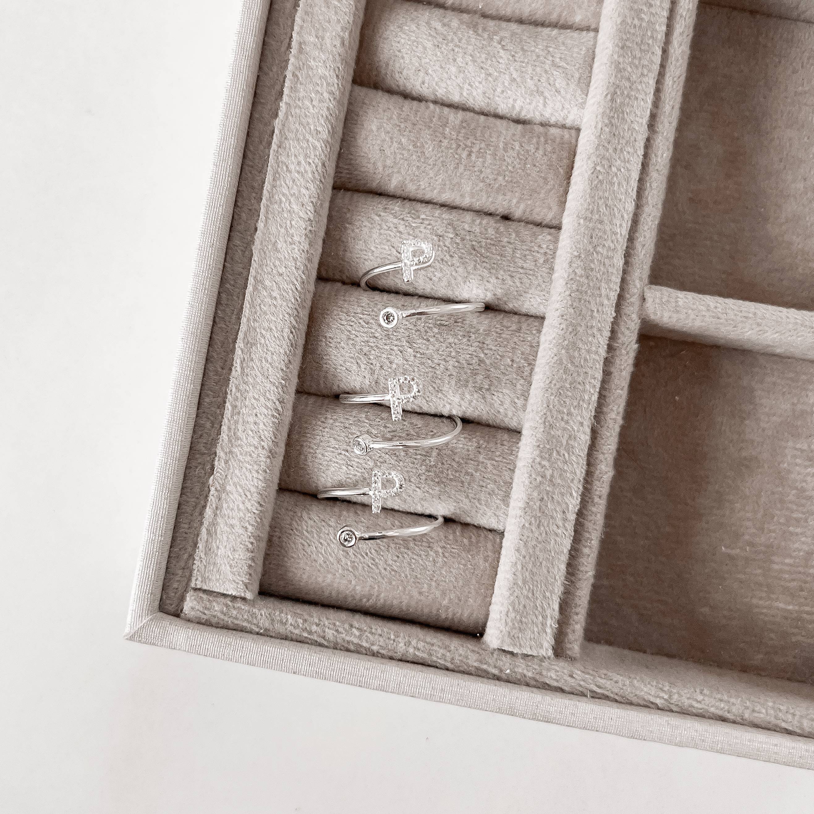 Imagem Secundária Anel letra P cravejada e zircônia regulável P