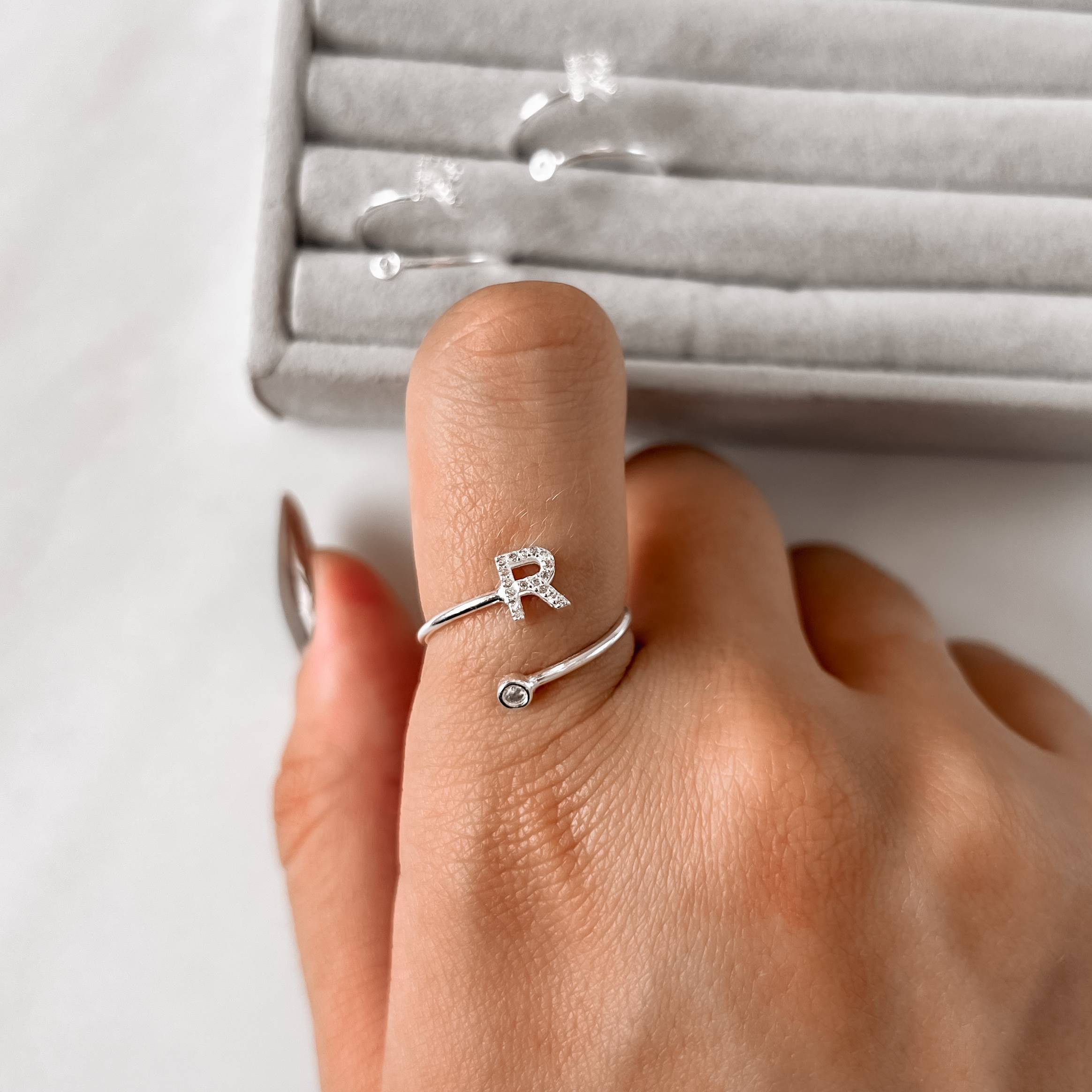 Imagem Anel letra R cravejada e zircônia regulável P