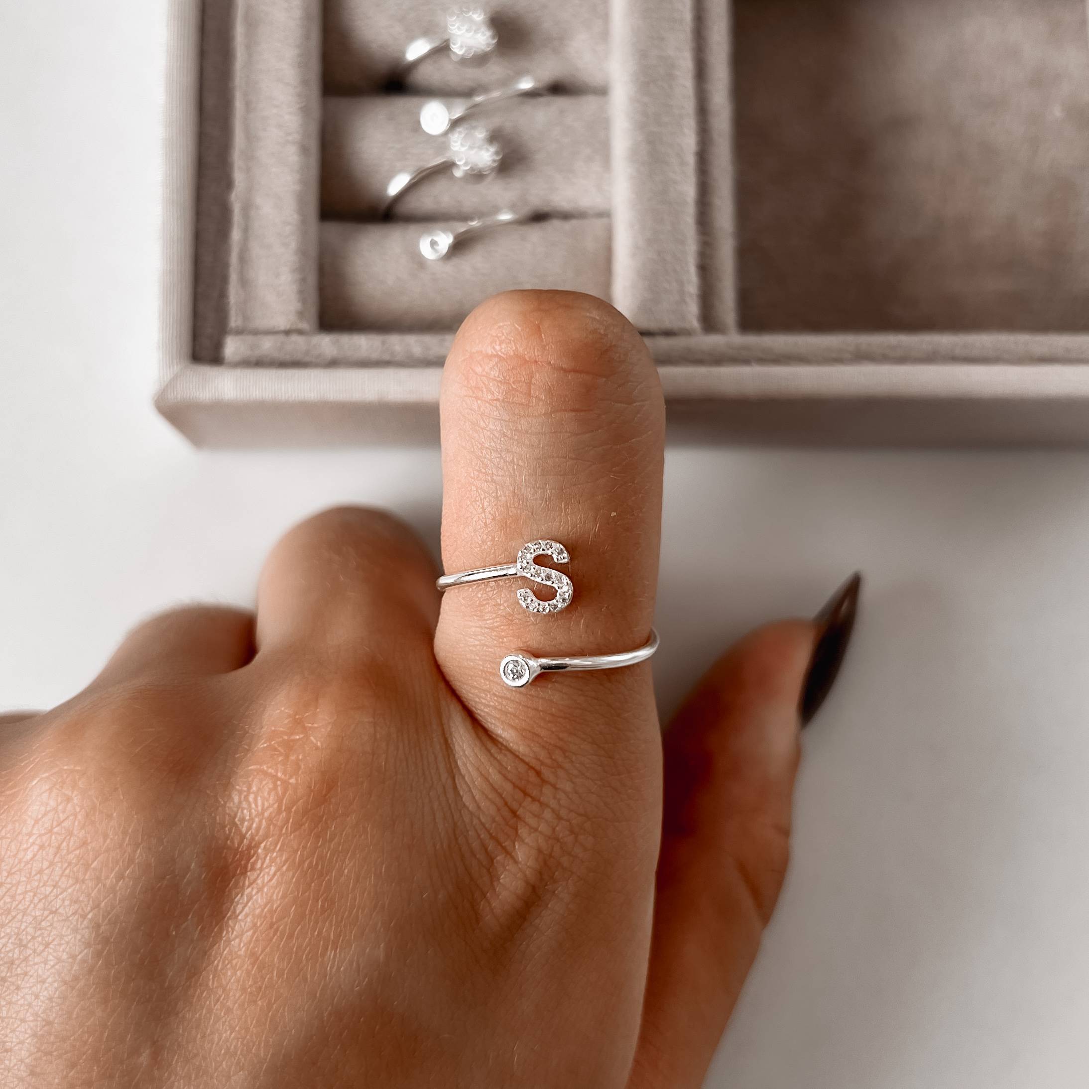 Imagem Anel letra S cravejada e zircônia regulável P