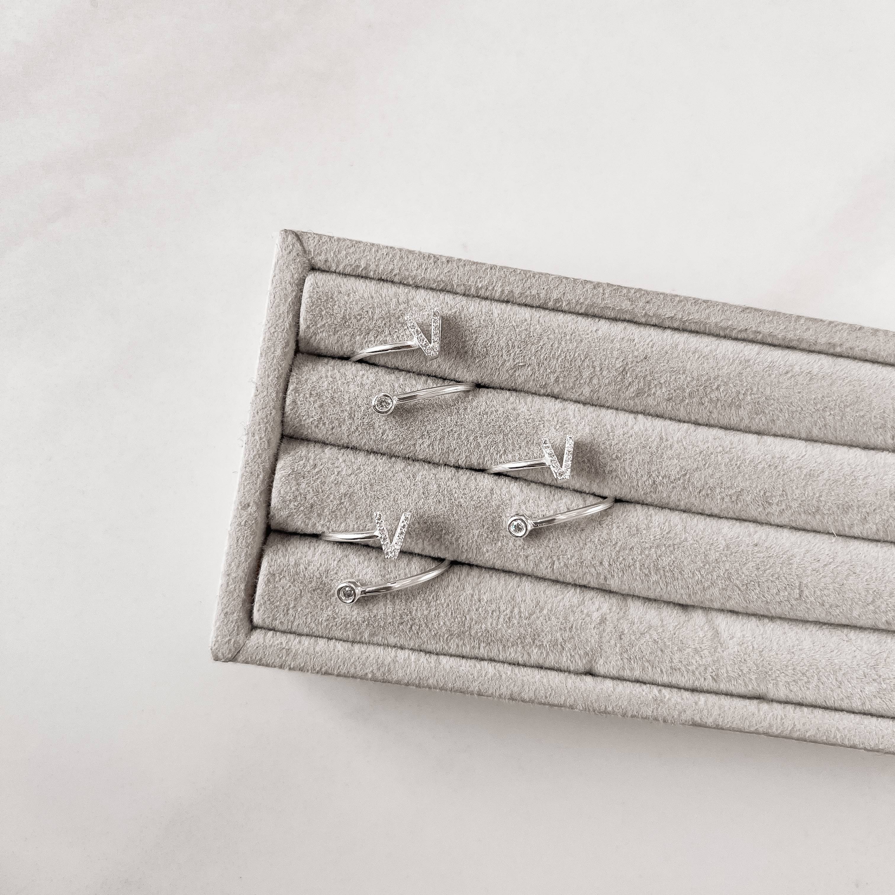 Imagem Anel letra V cravejada e zircônia regulável P