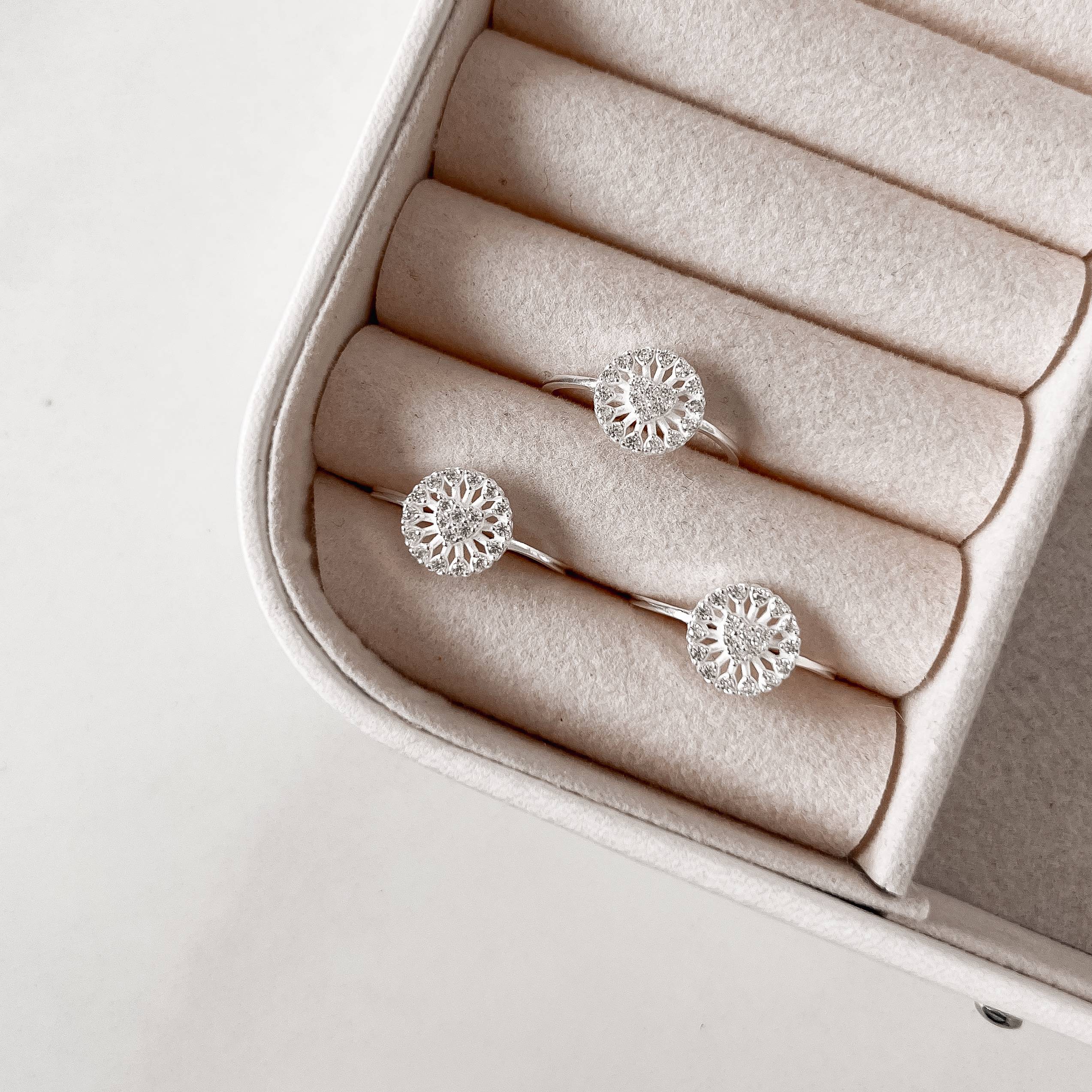 Imagem Secundária Anel medalha coração cravejado