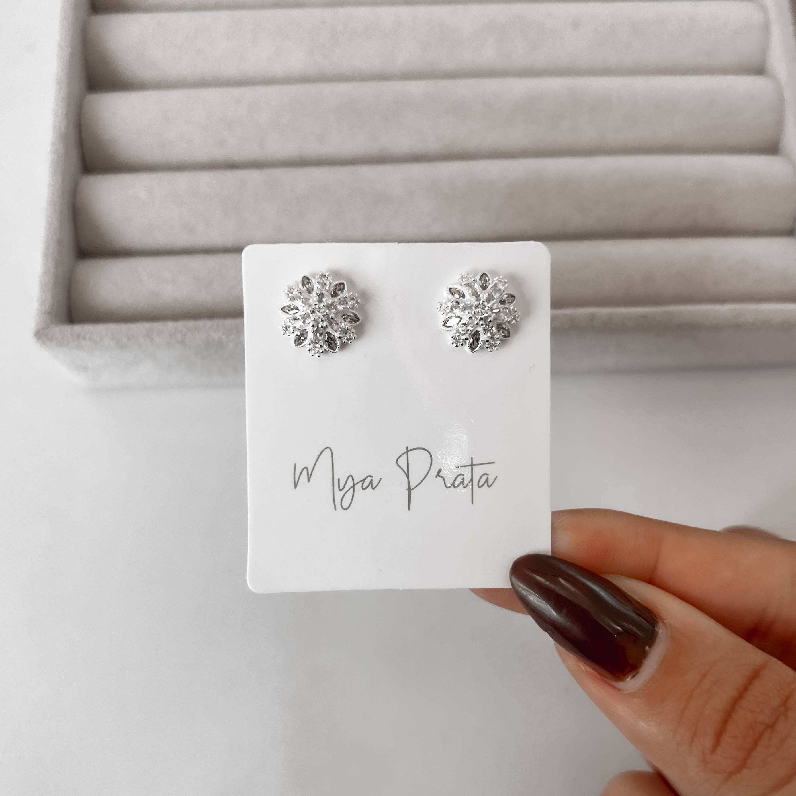 Brinco flor cravejada 15mm