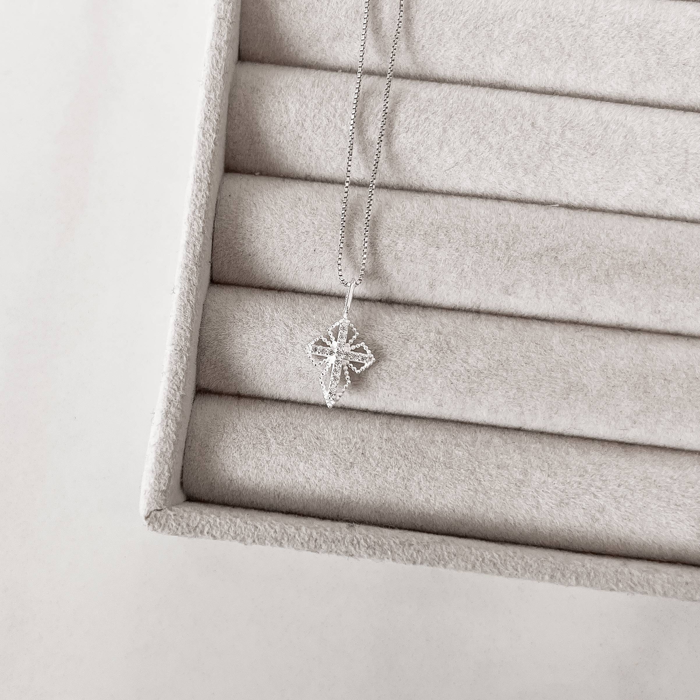 Colar pingente cruz cravejada trabalhada 17mm 45cm