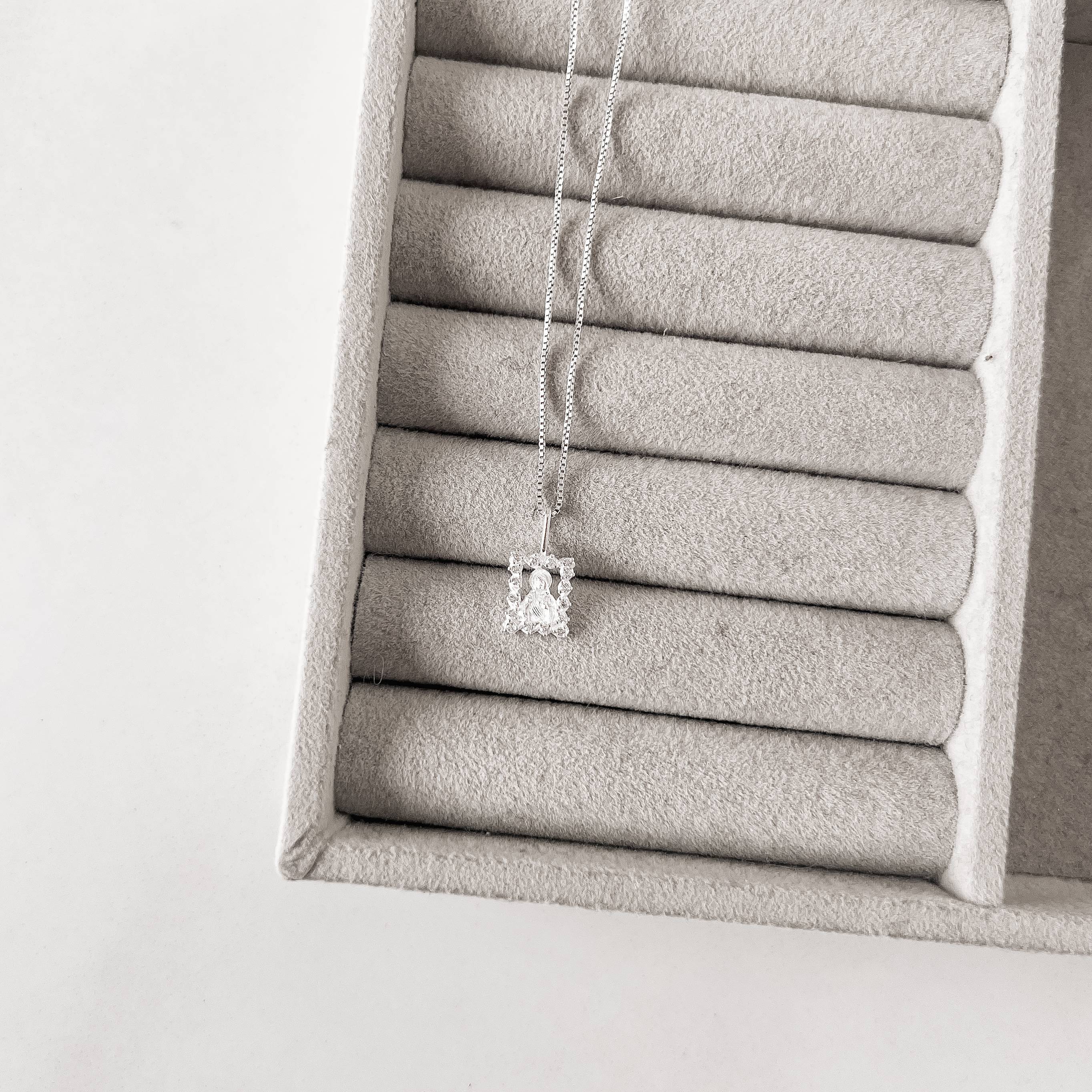 Imagem Secundária Colar pingente medalha Sagrado Coração cravejado 13mm 45cm