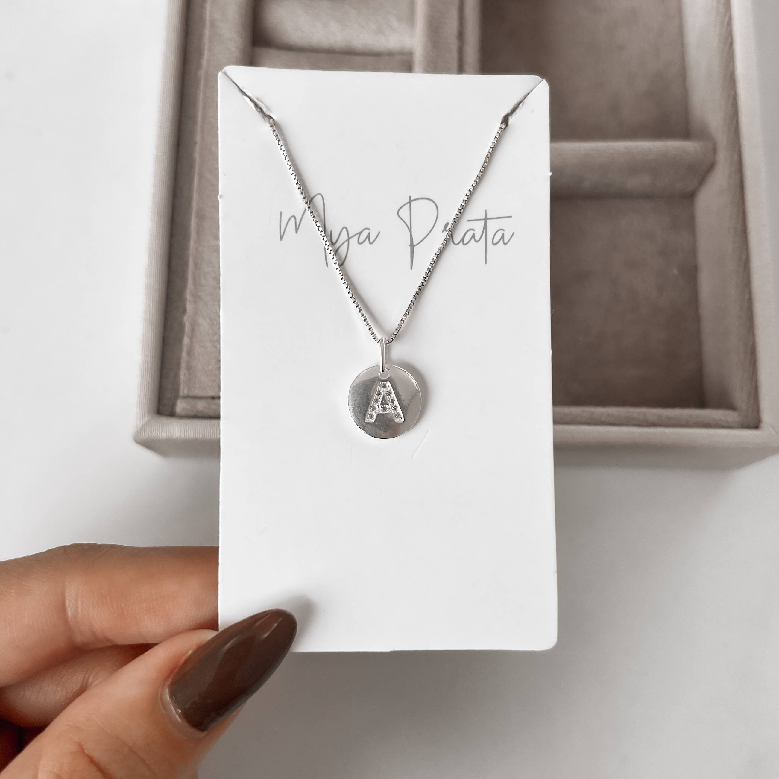 Imagem Secundária Colar pingente medalha letra A cravejada 15mm 45cm