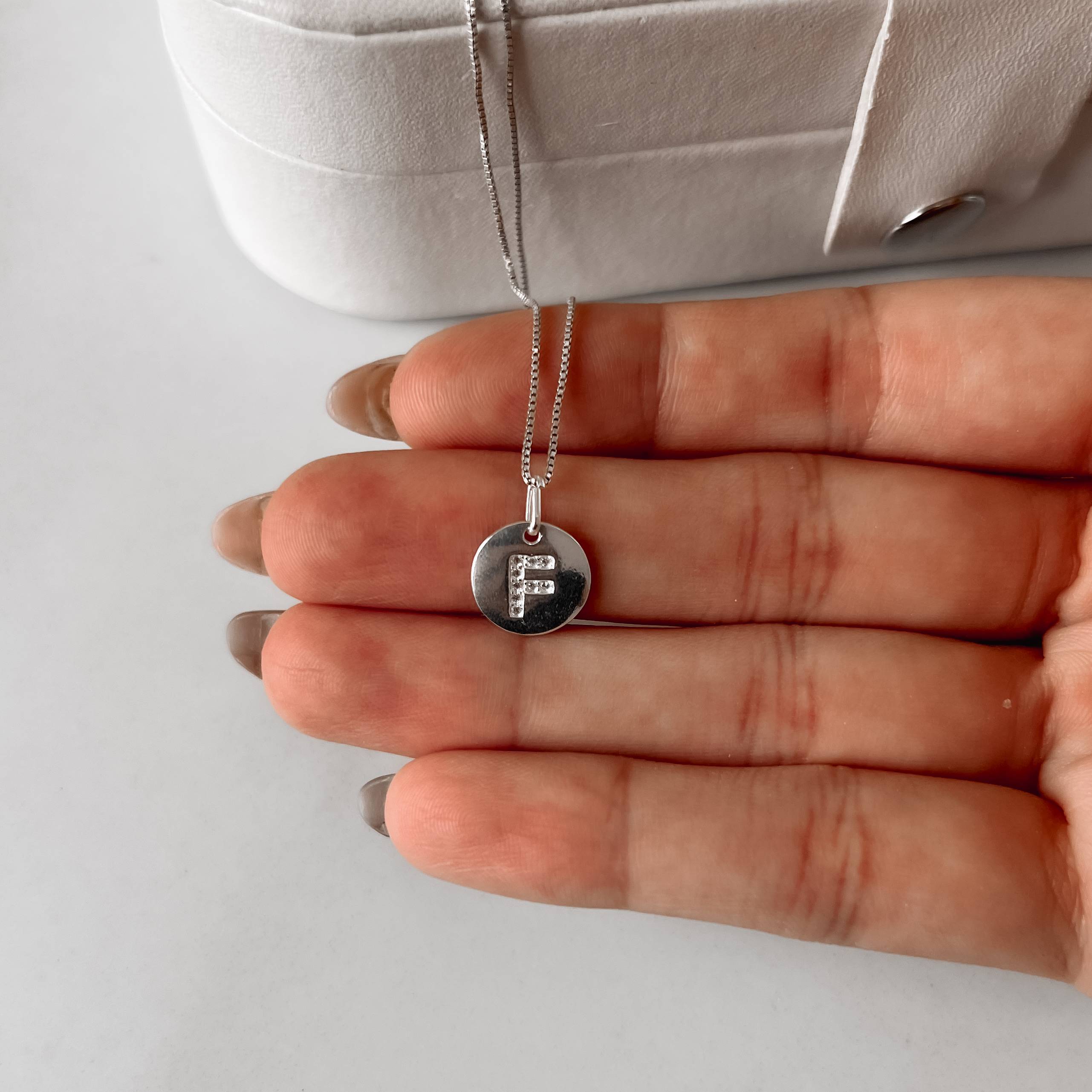 Colar pingente medalha letra F cravejada 15mm 45cm