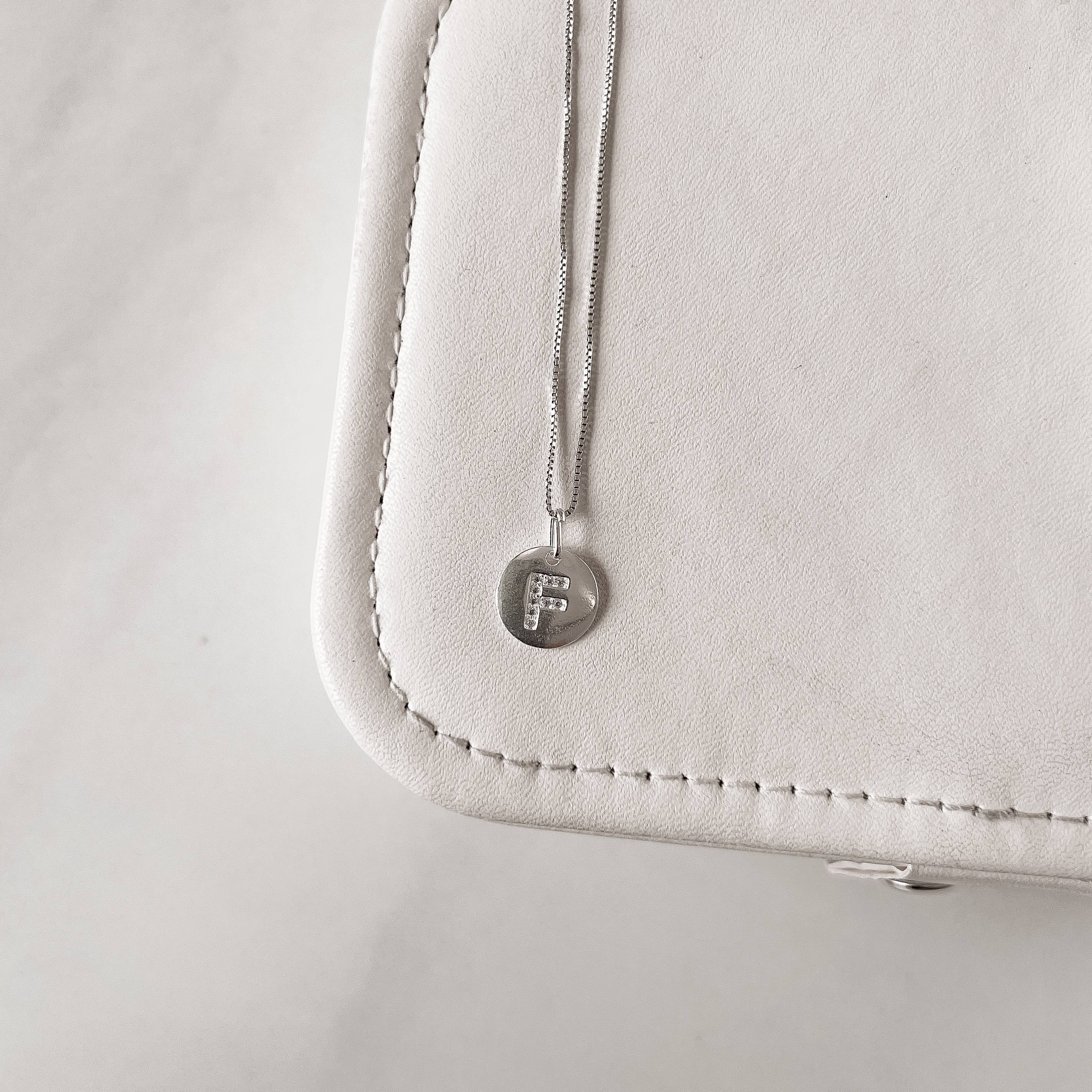 Imagem Secundária Colar pingente medalha letra F cravejada 15mm 45cm