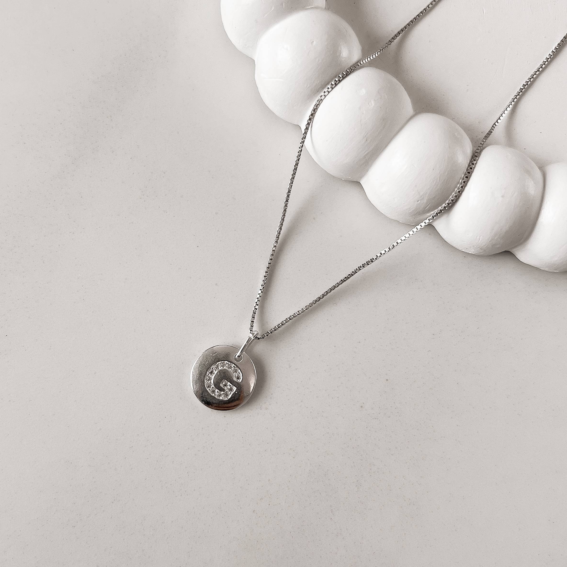 Colar pingente medalha letra G cravejada 15mm 45cm