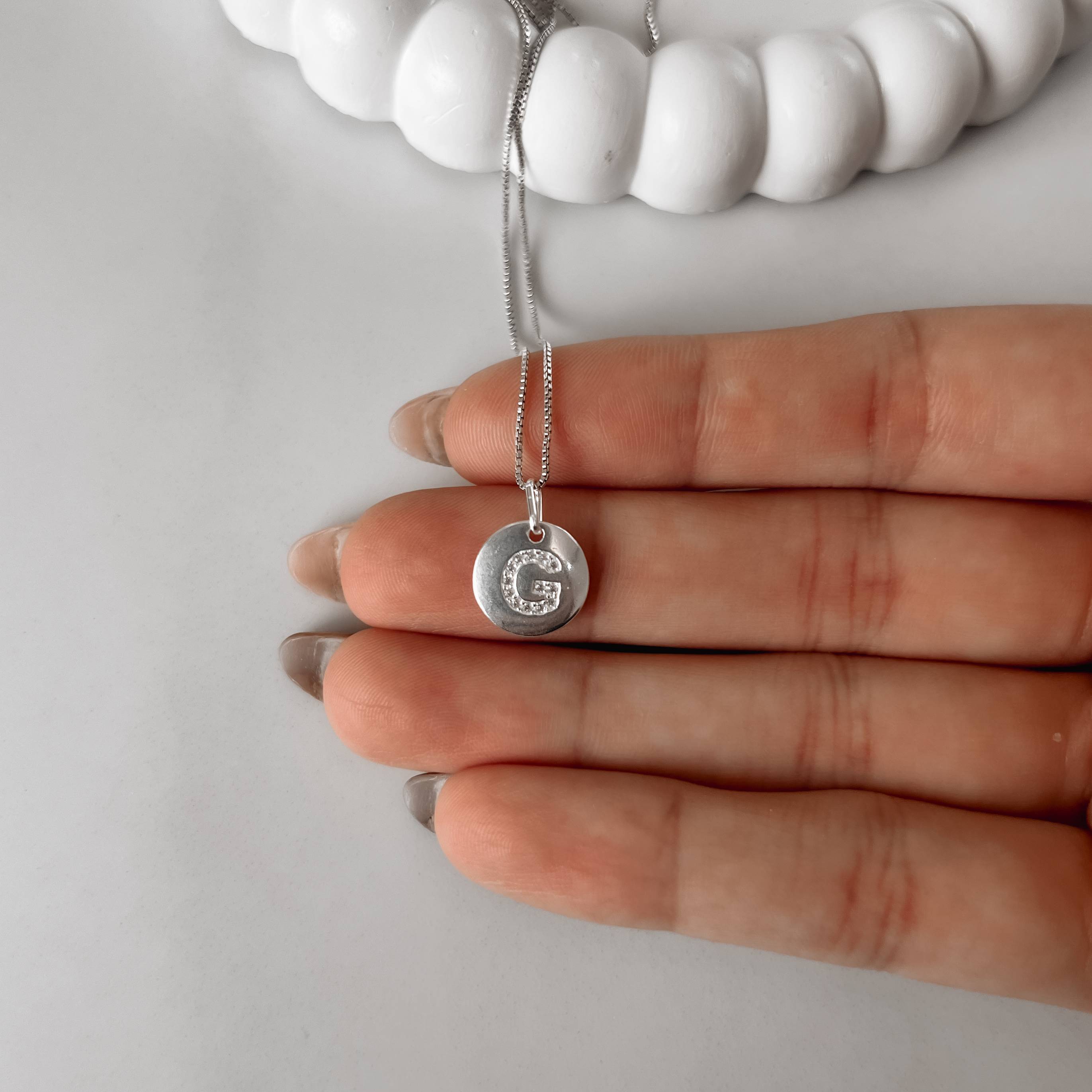 Imagem Secundária Colar pingente medalha letra G cravejada 15mm 45cm