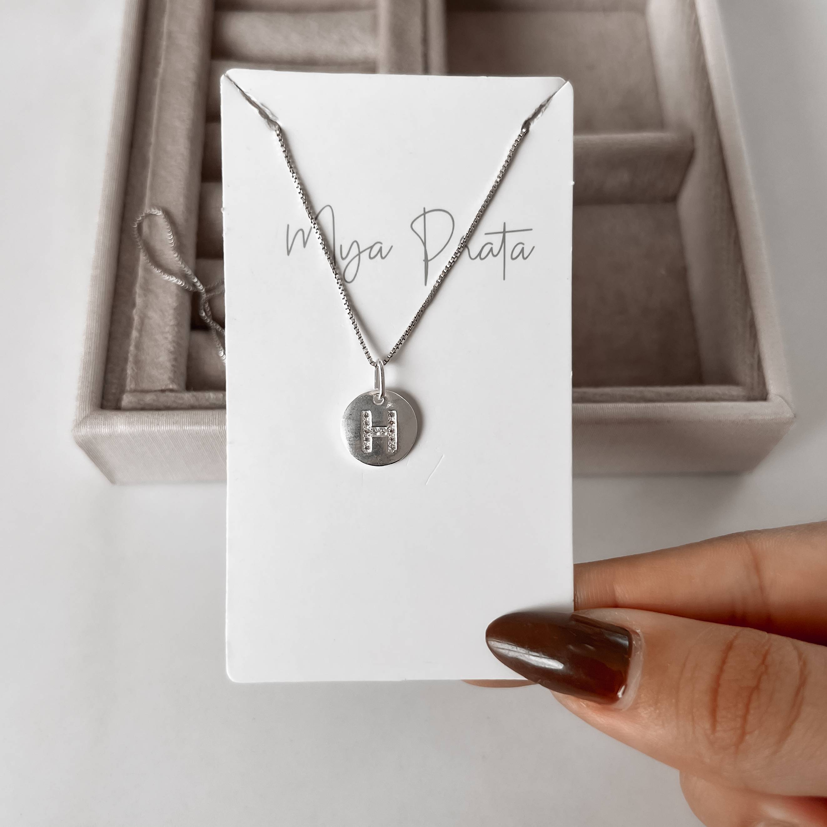 Colar pingente medalha letra H cravejada 15mm 45cm