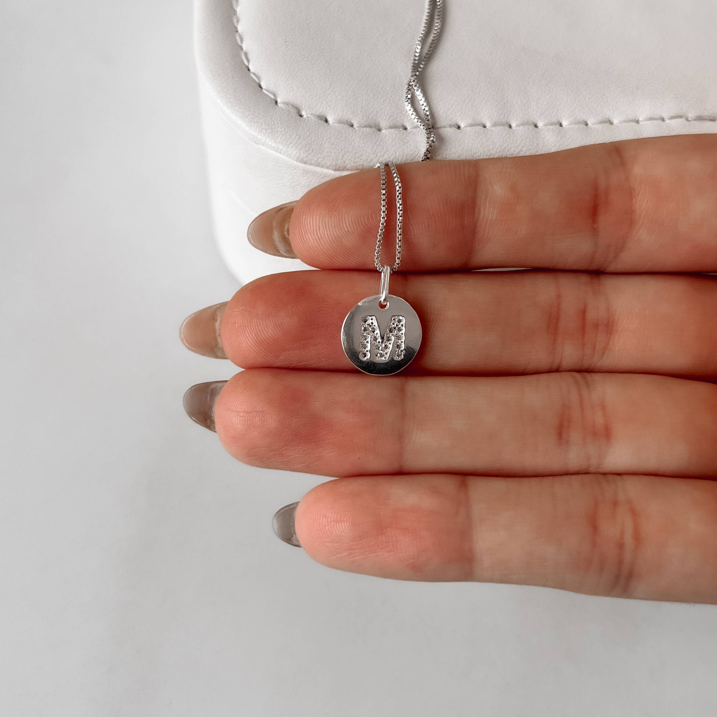 Imagem Secundária Colar pingente medalha letra M cravejada 15mm 45cm