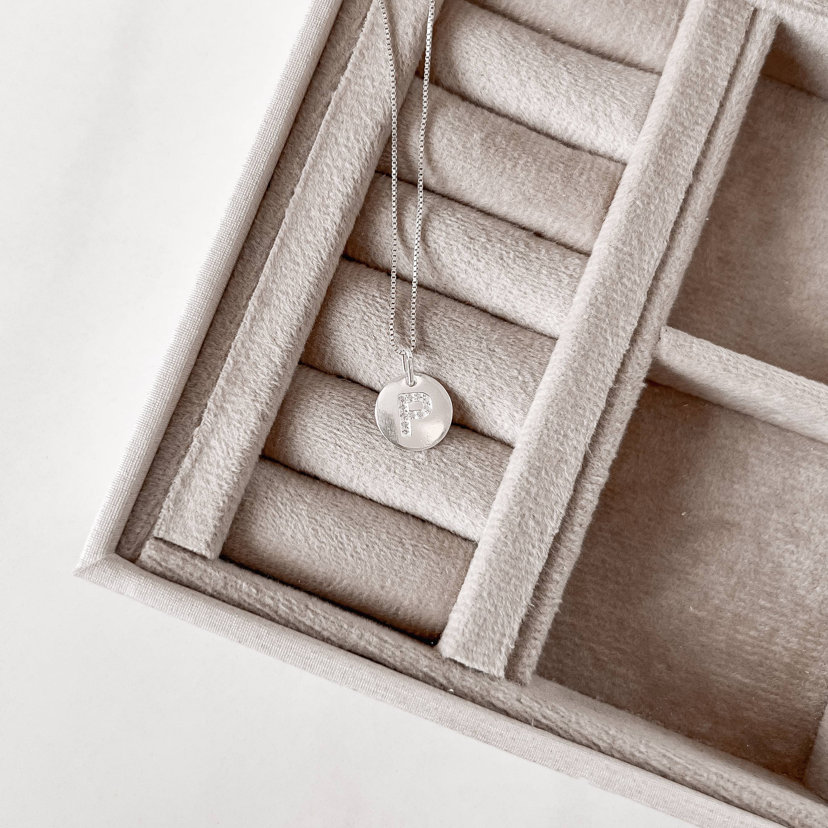 Imagem Secundária Colar pingente medalha letra P cravejada 15mm 45cm