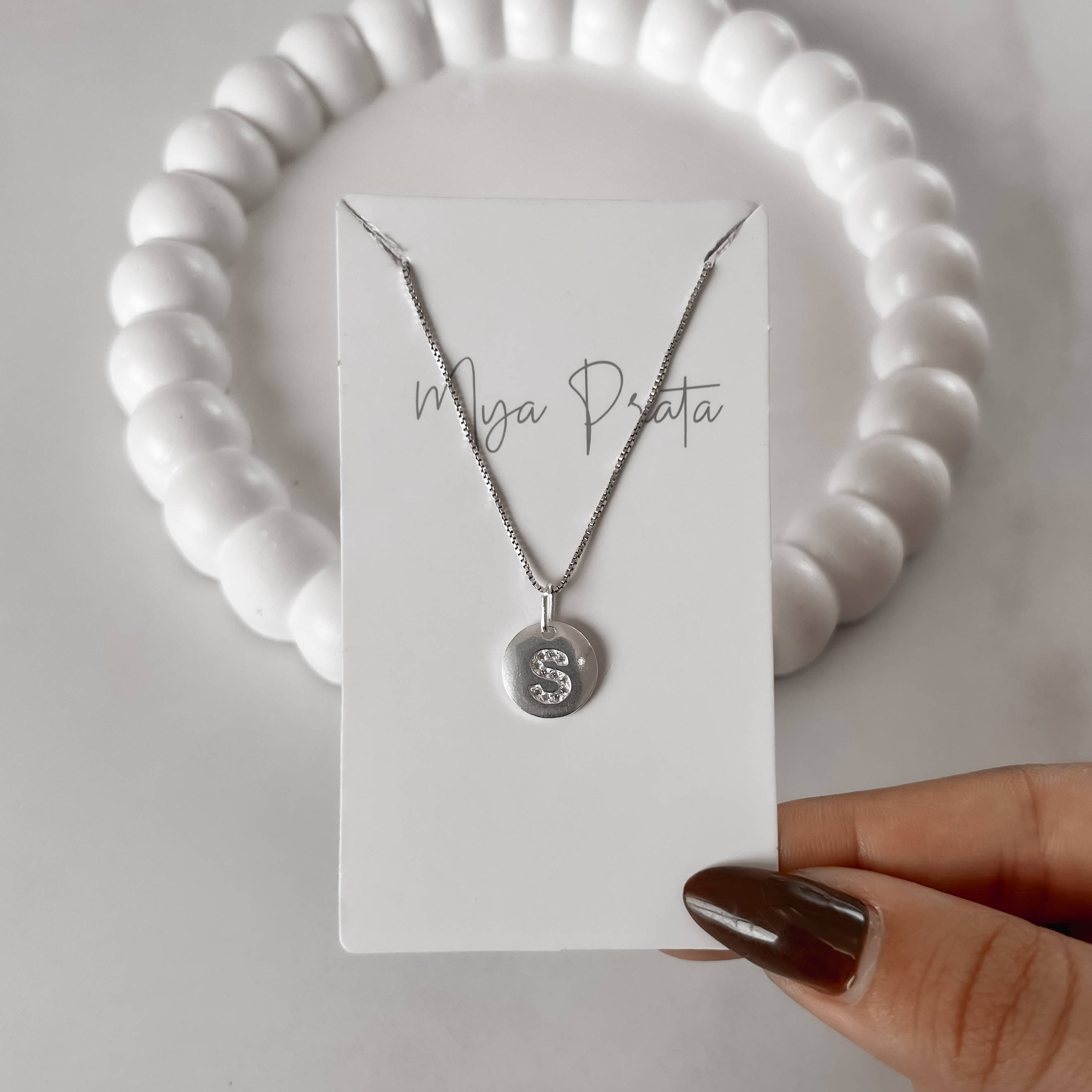 Colar pingente medalha letra S cravejada 15mm 45cm