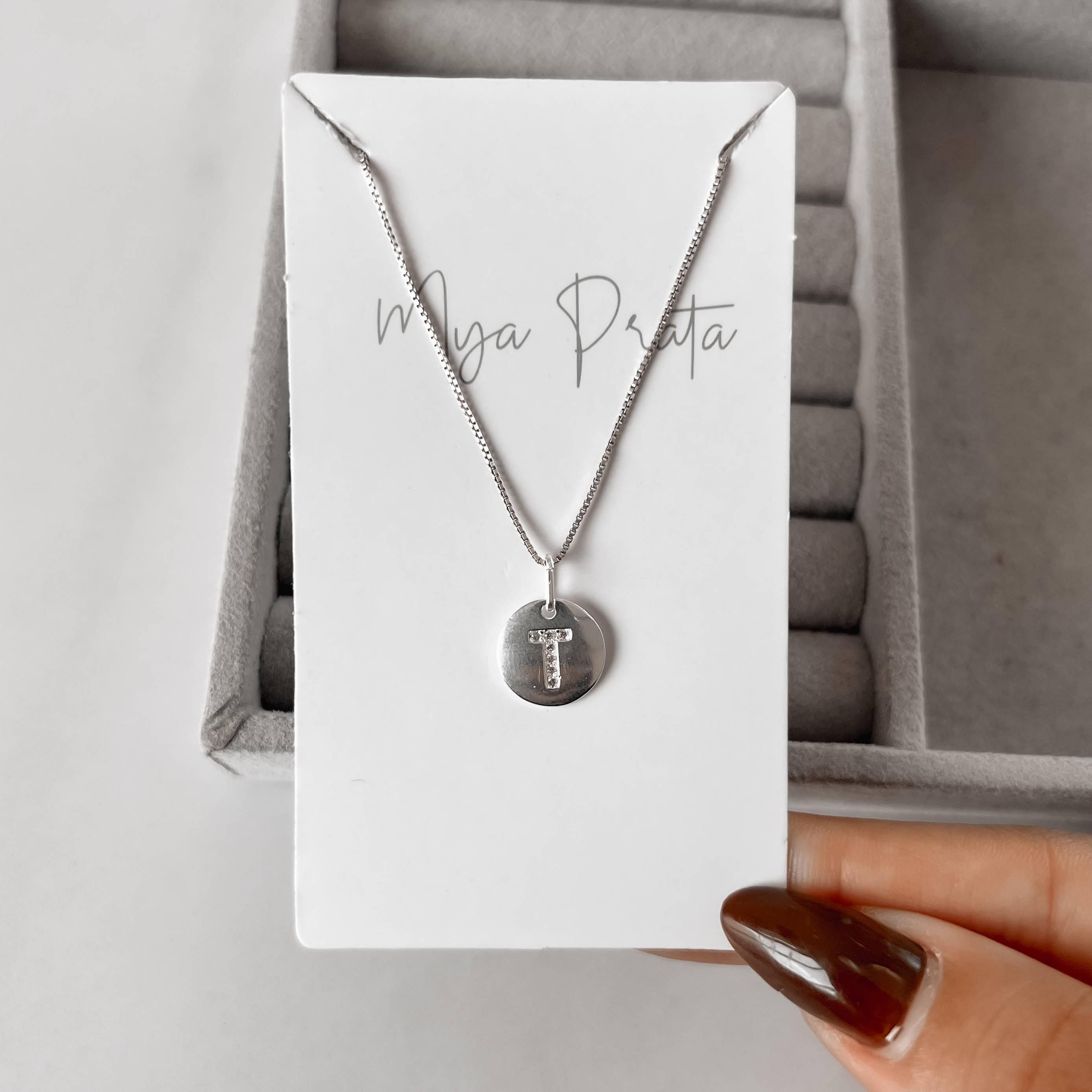 Colar pingente medalha letra T cravejada 15mm 45cm