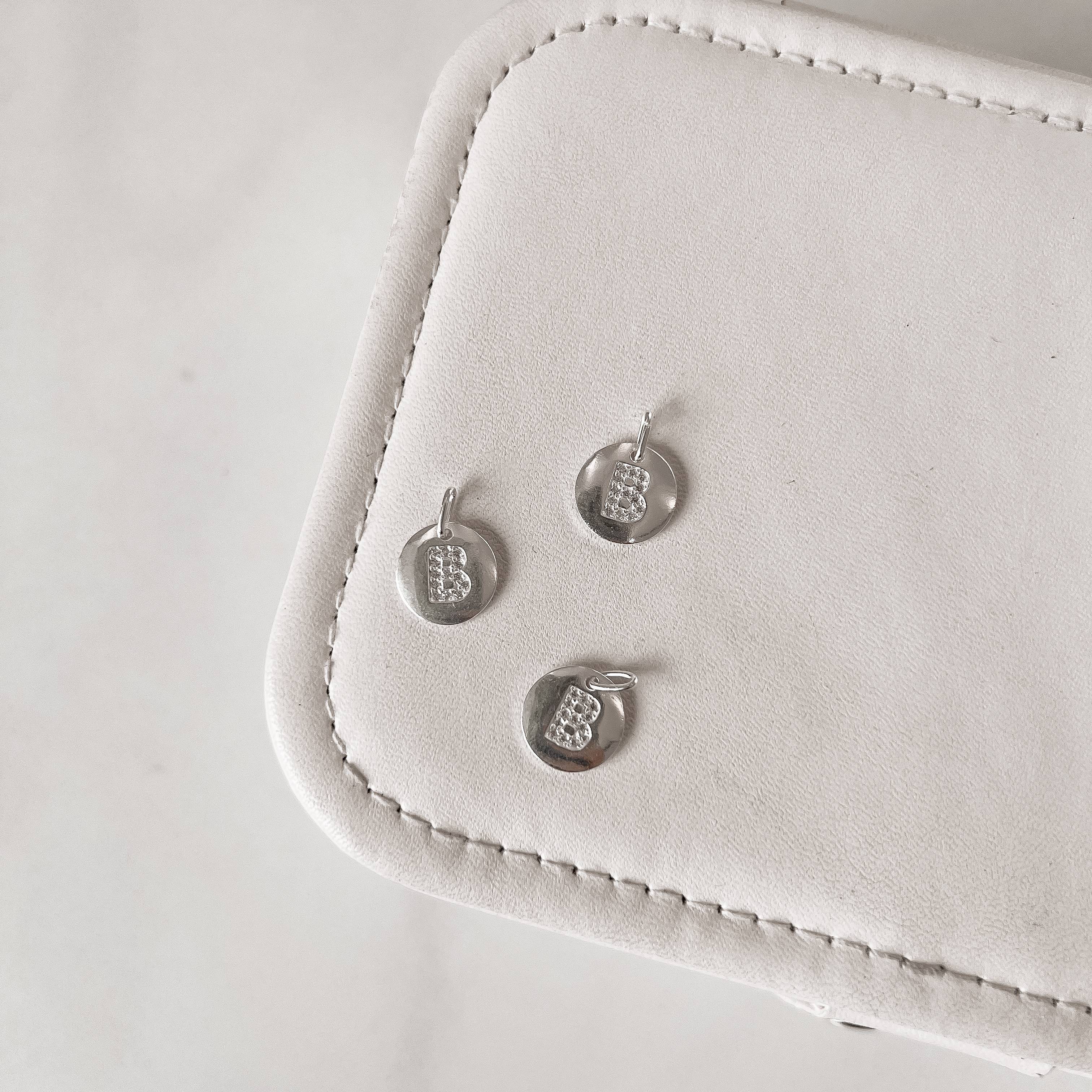 Pingente medalha letra B cravejada 15mm