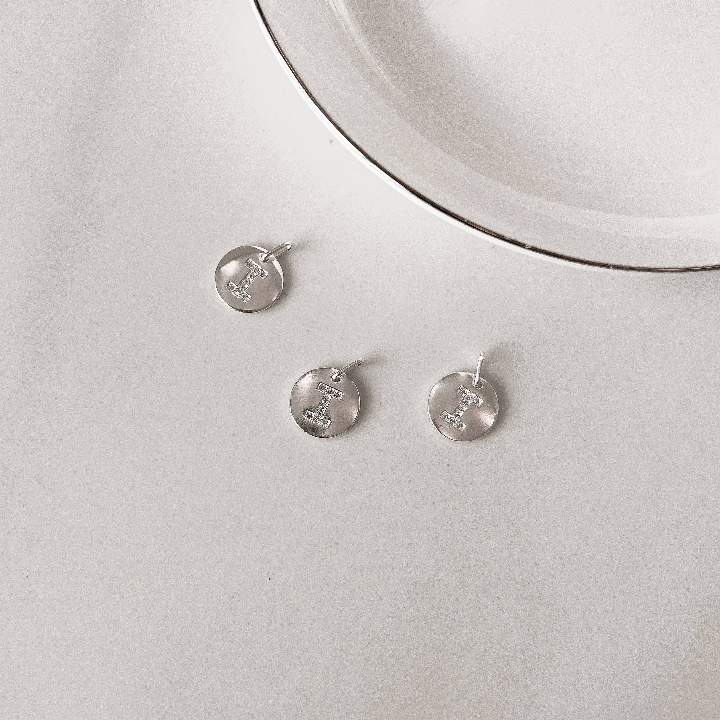 Pingente medalha letra I cravejada 15mm