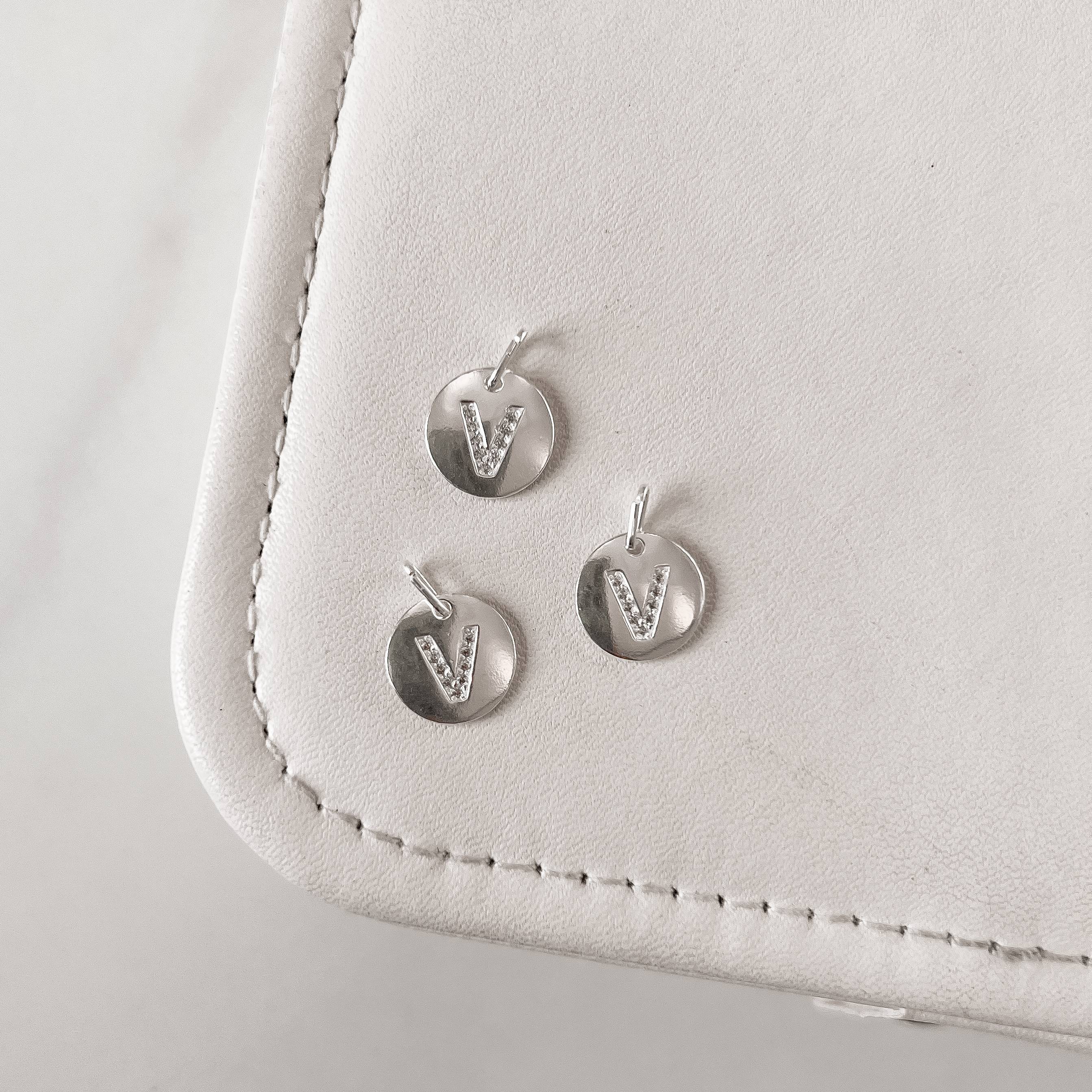 Pingente medalha letra V cravejada 15mm