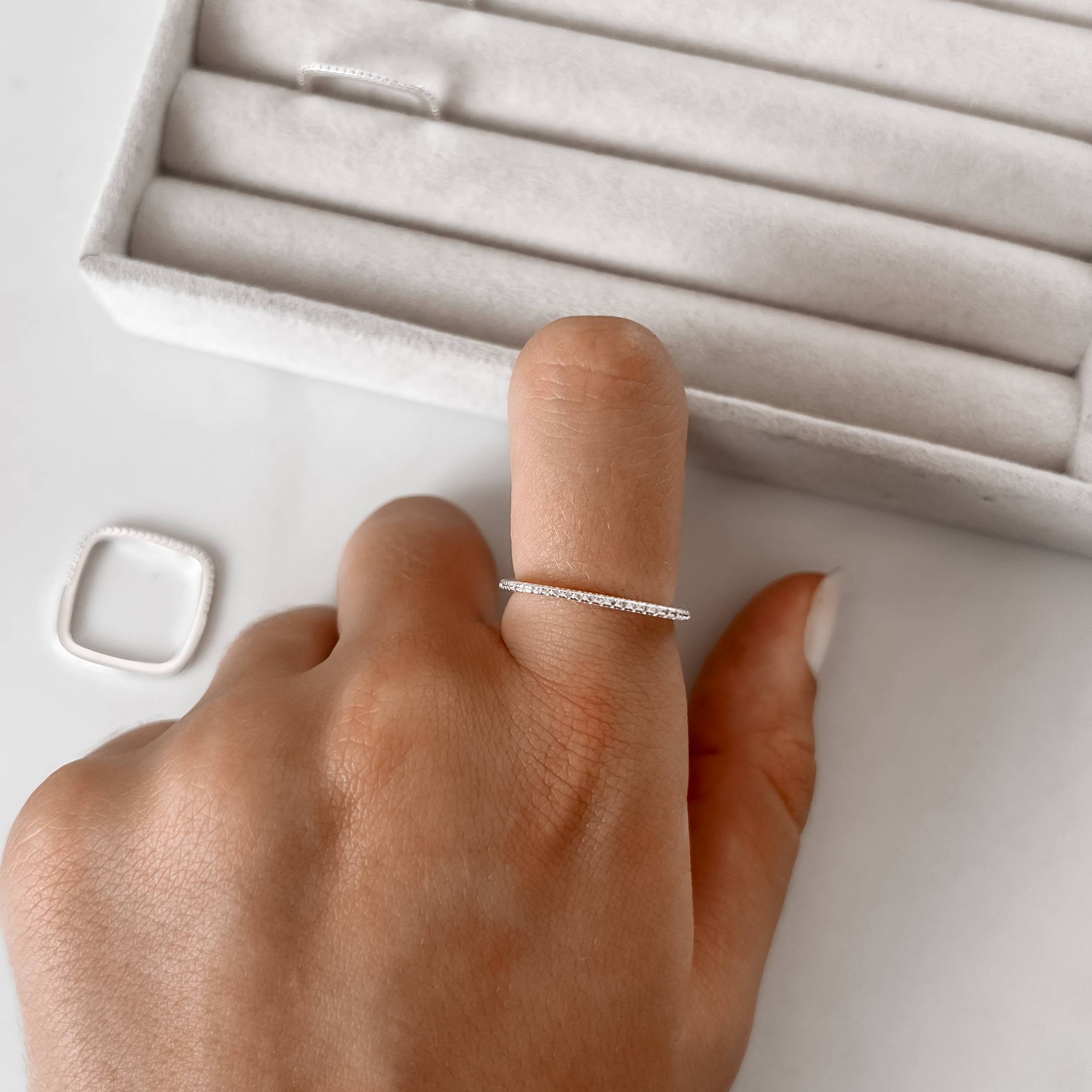 Imagem Secundária Anel quadrado metade cravejado