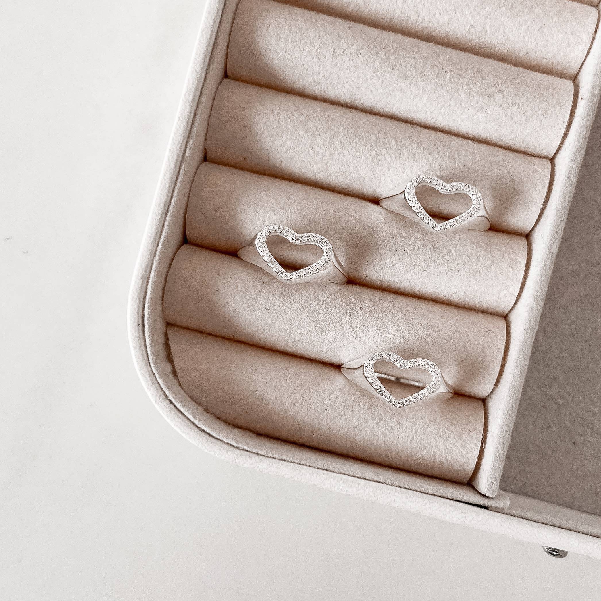 Imagem Secundária Anel coração vazado todo cravejado