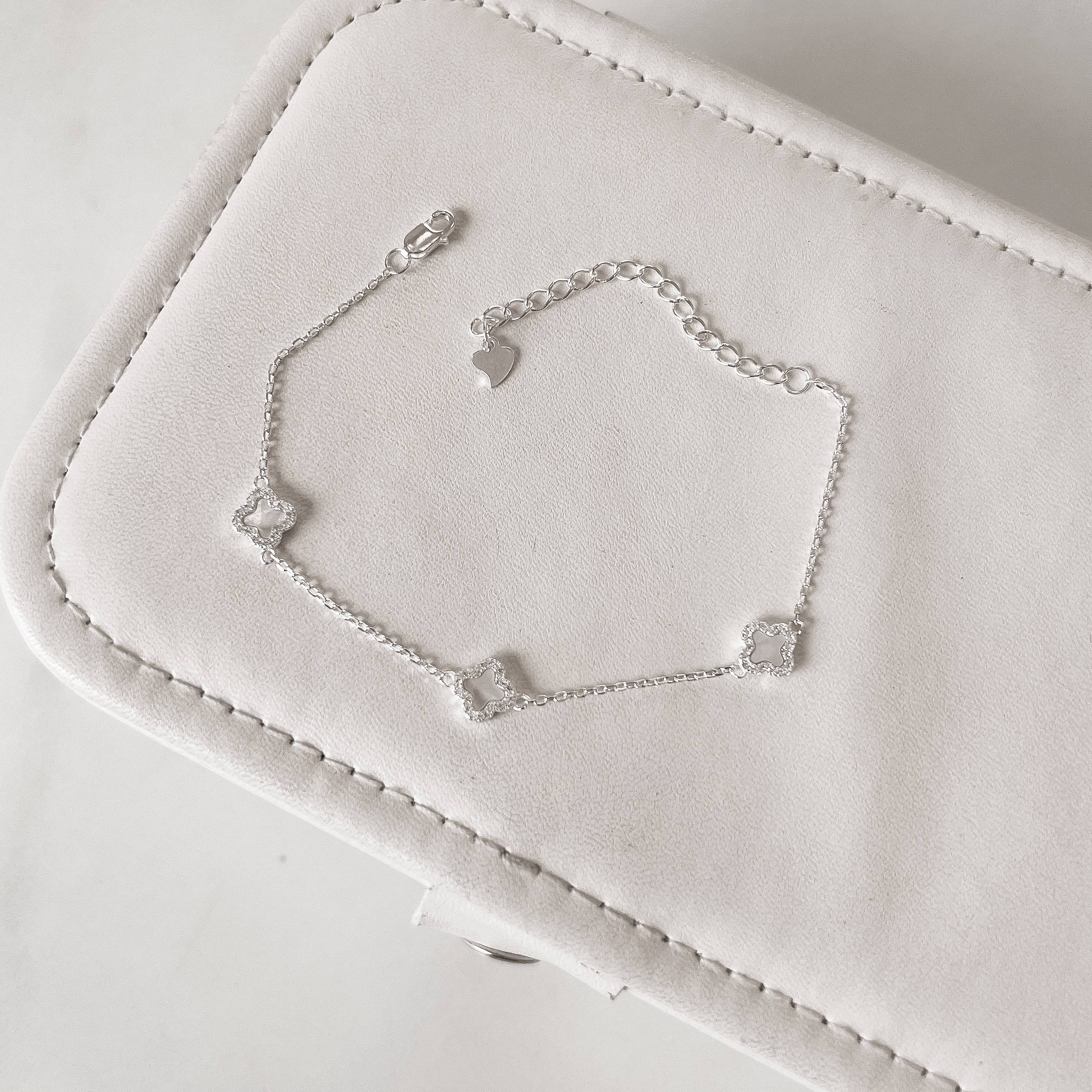 Pulseira entremeios trevos madrepérola borda cravejada 7mm