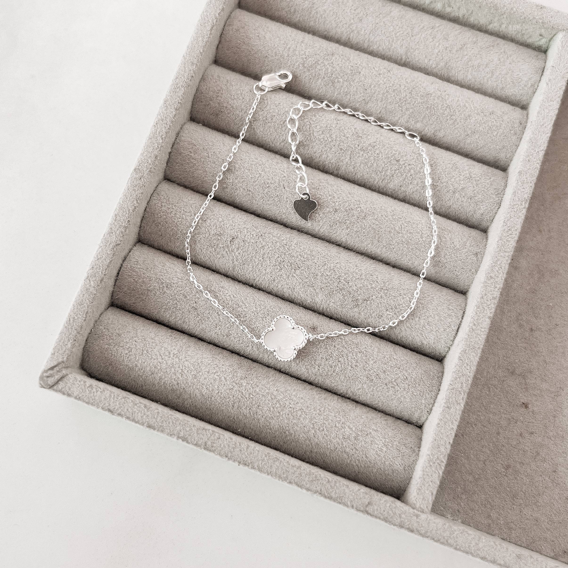 Pulseira entremeio trevo madrepérola 10mm com bolinhas