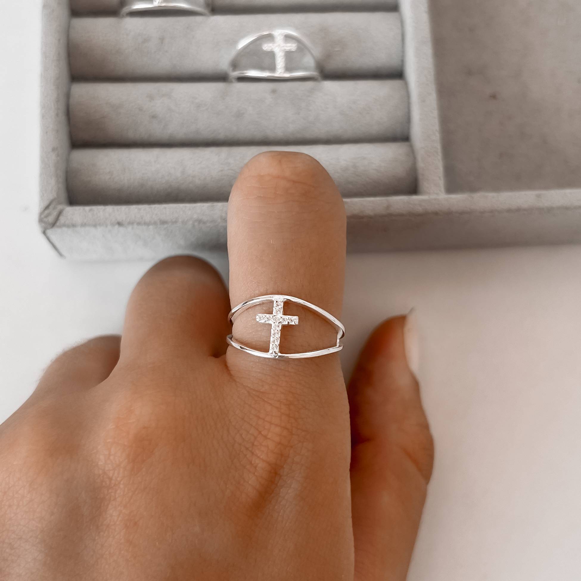 Imagem Secundária Anel 2 fios com cruz cravejada