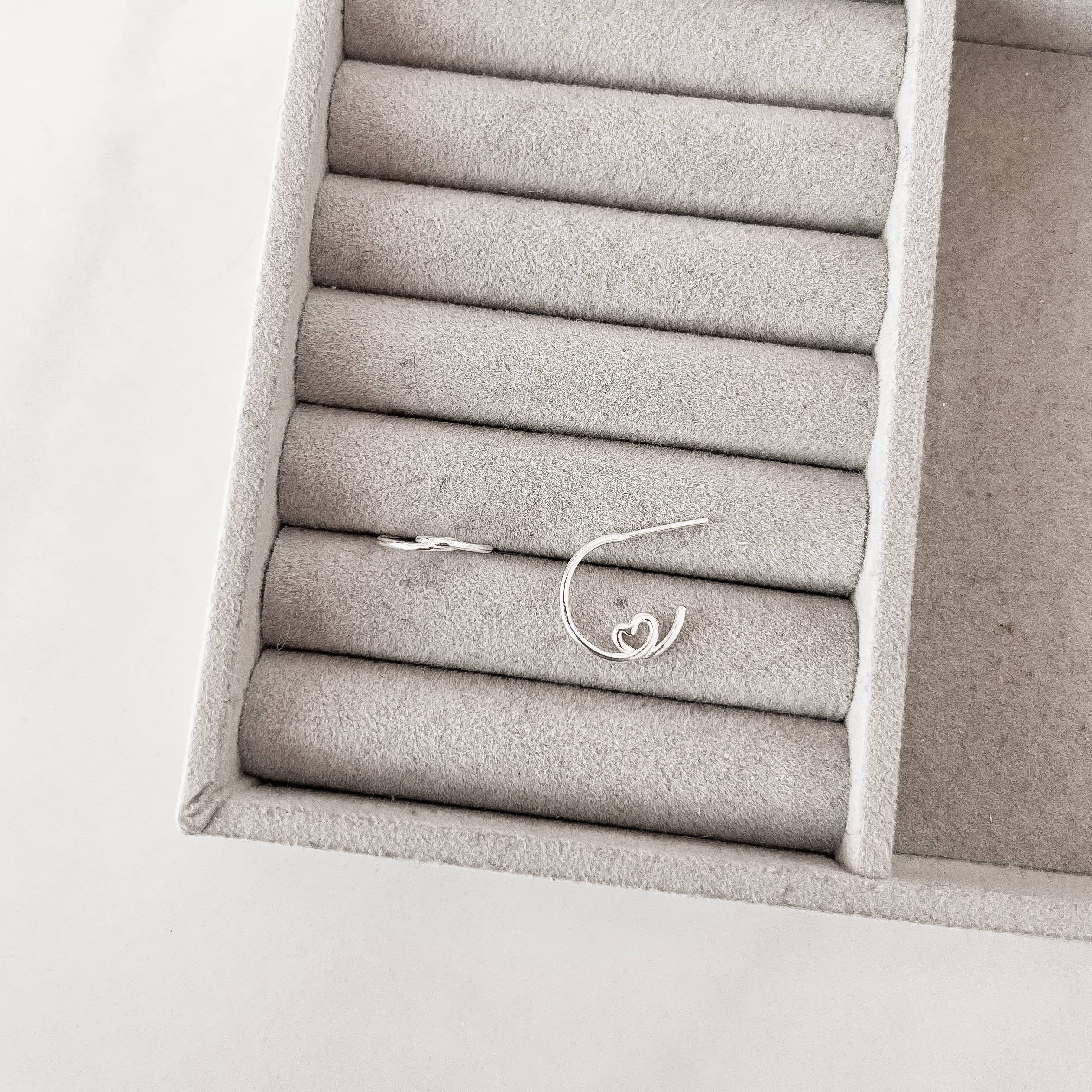 Argola 13mm detalhe volta coração tarraxa