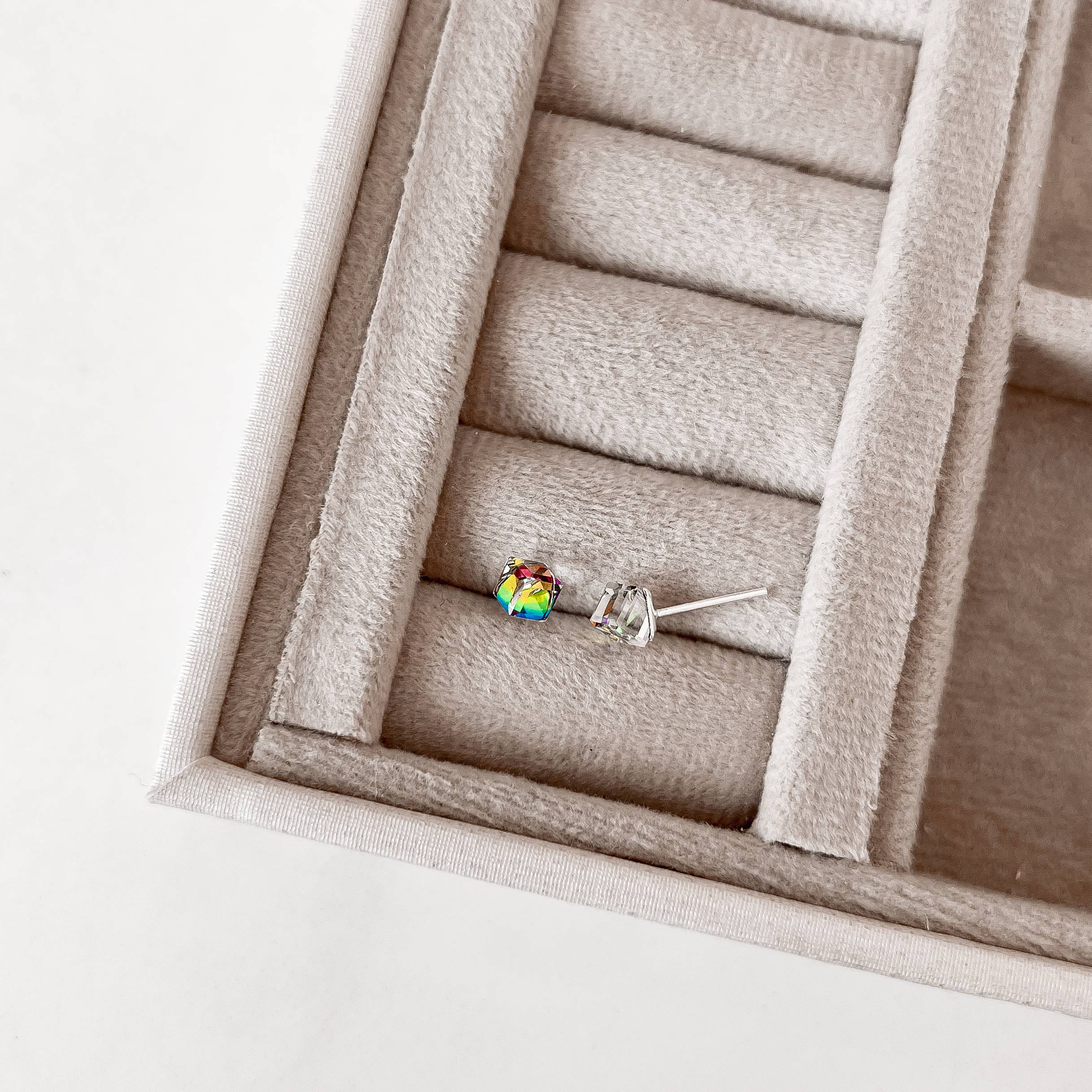 Imagem Brinco cubo multicolor 4mm