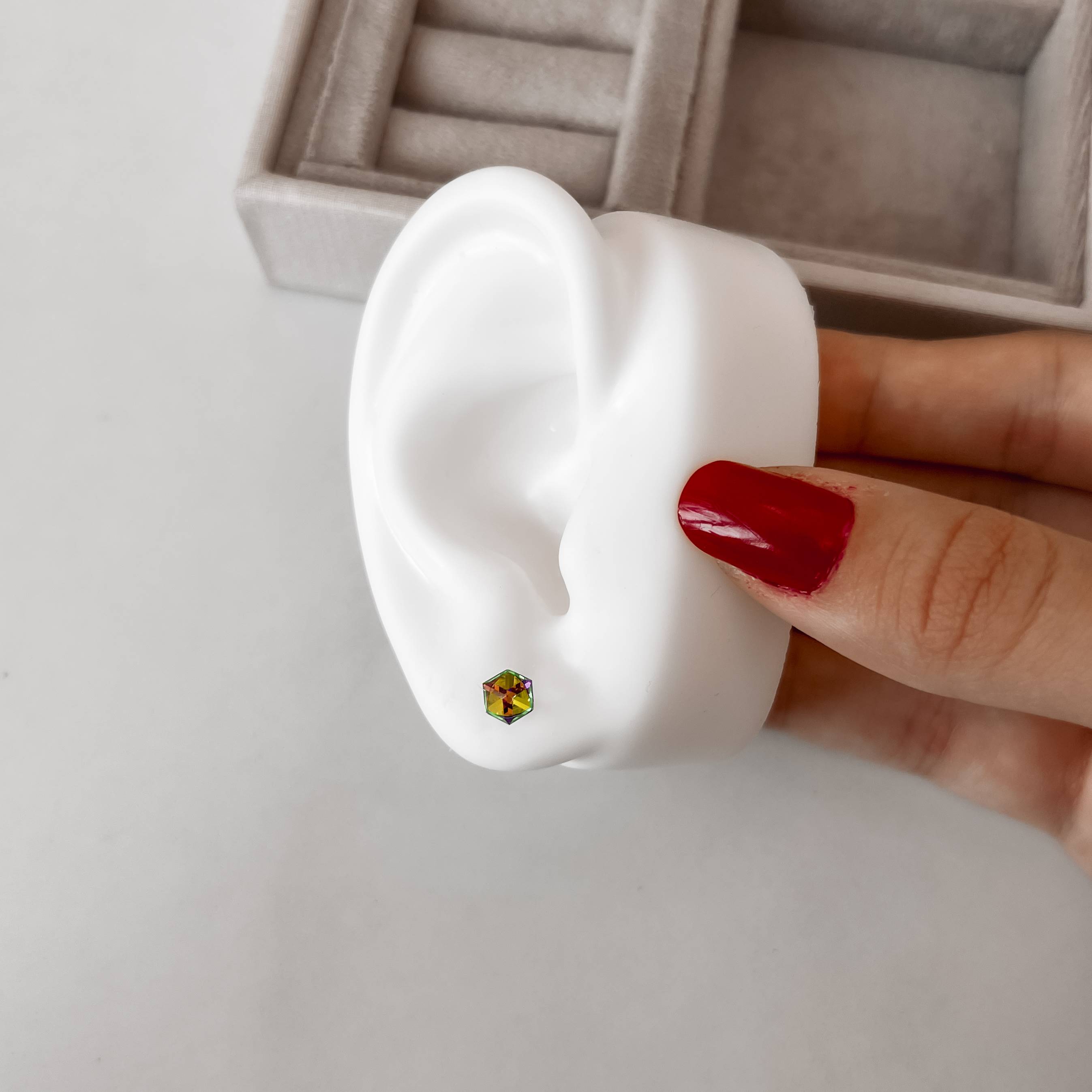 Brinco cubo multicolor 4mm