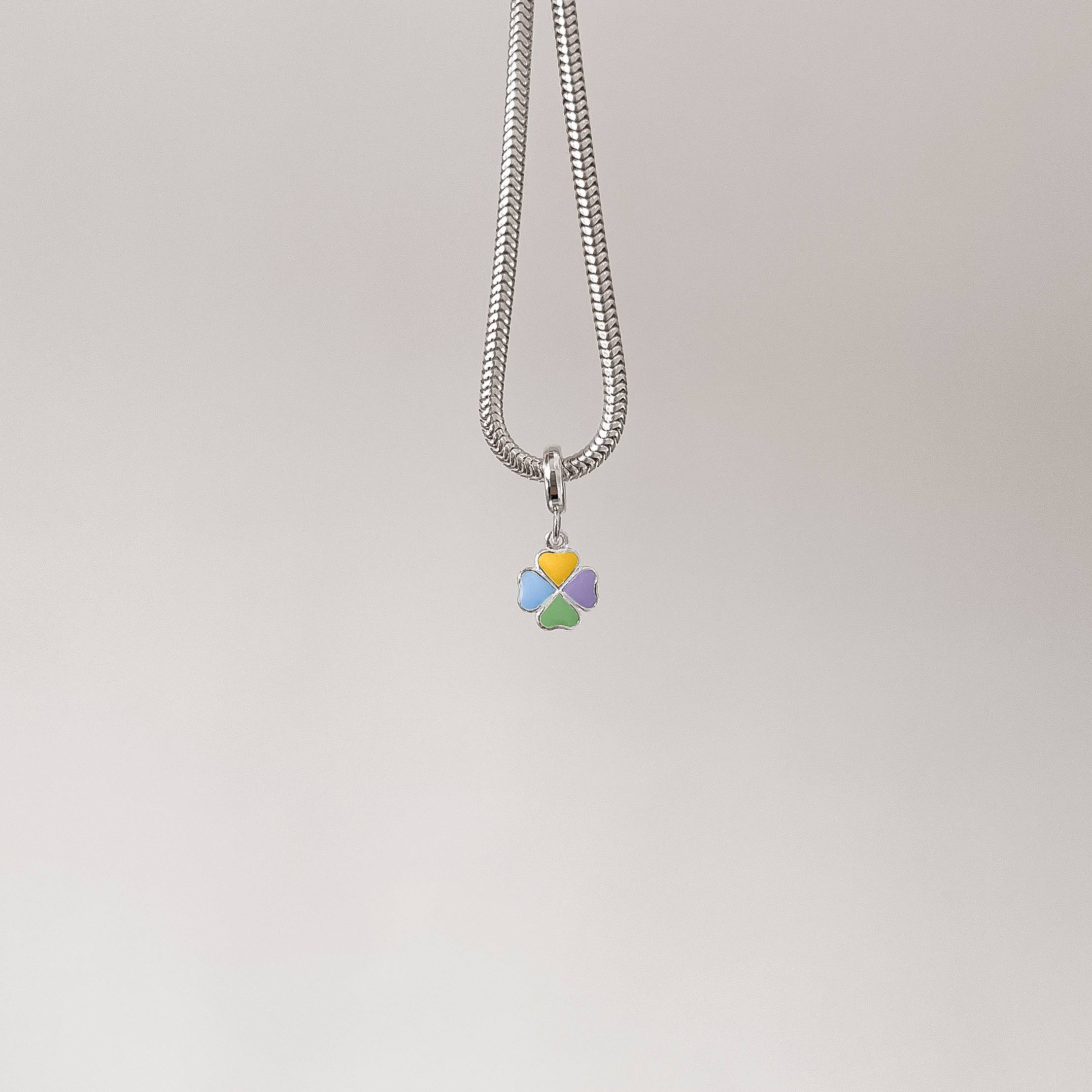 Berloque pingente trevo 10mm resina