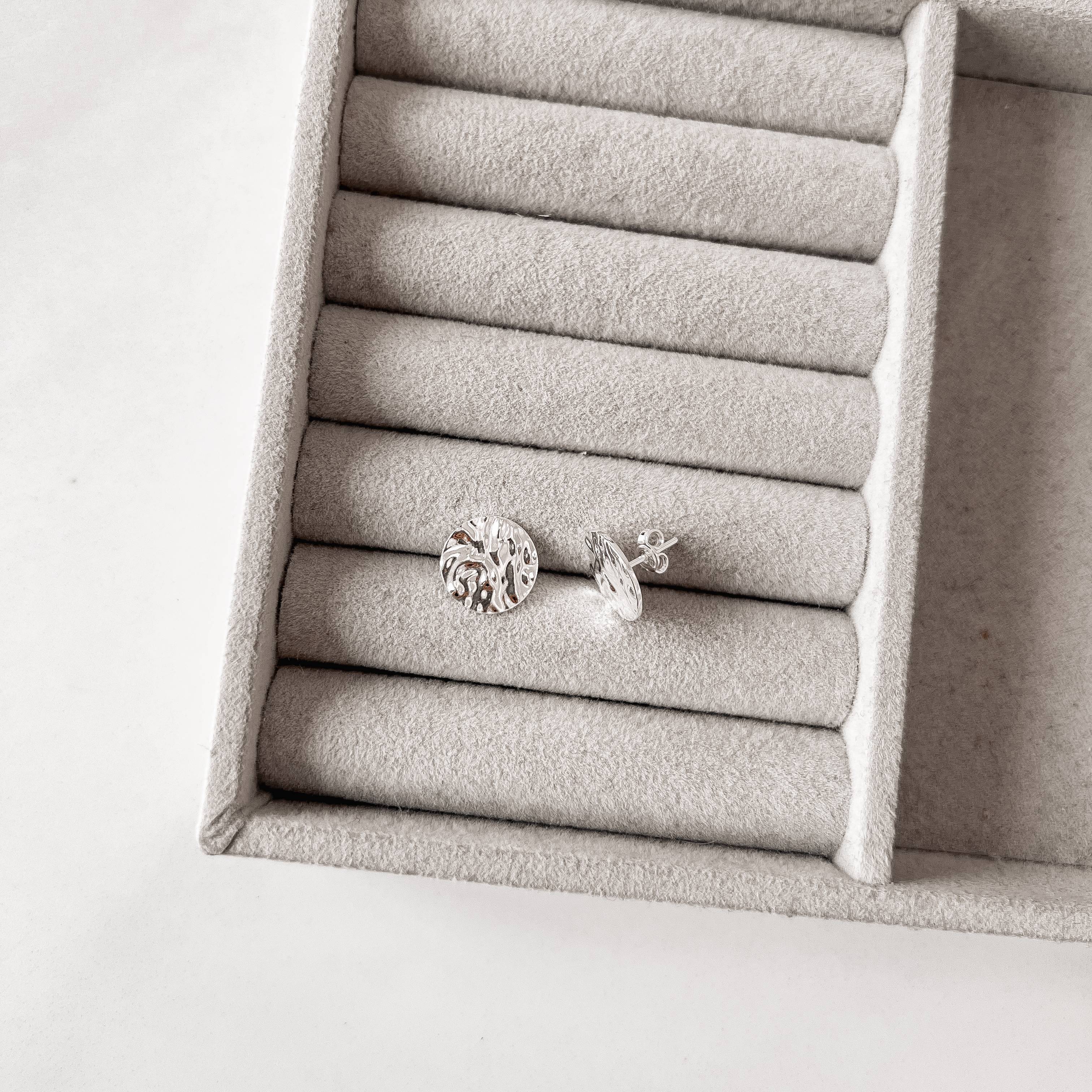 Brinco circulo detalhe texturizado 12mm