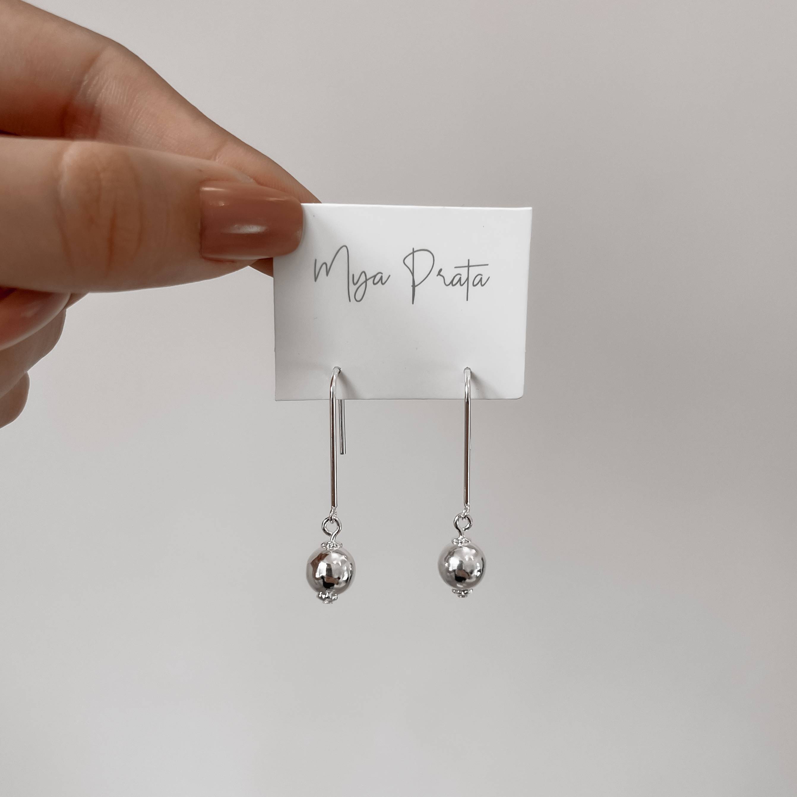 Brinco fio rígido pingente bola 8mm