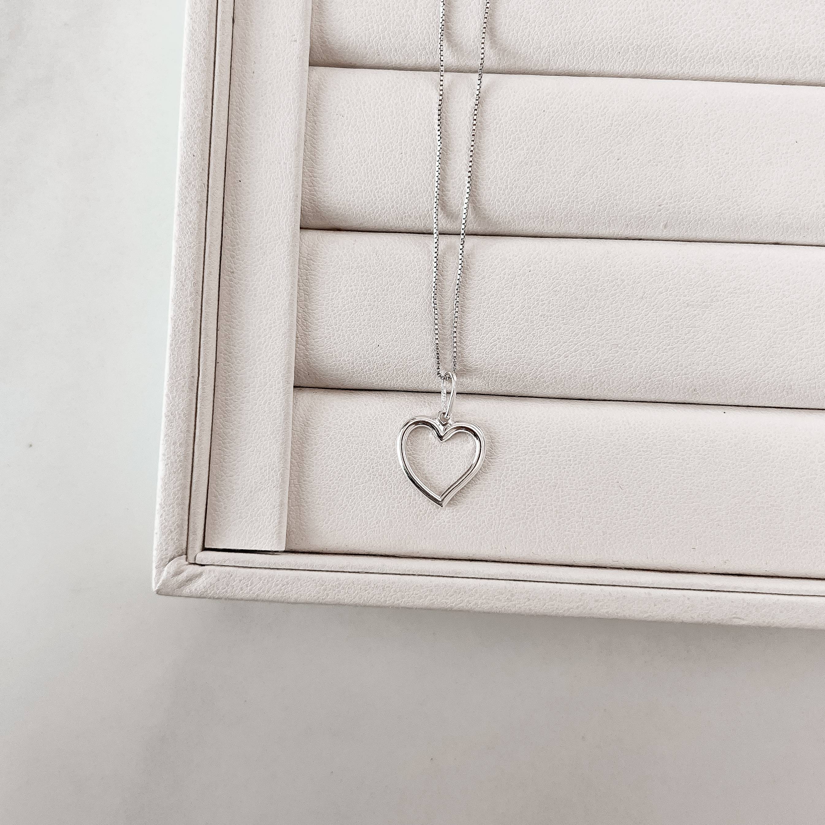 Colar pingente coração vazado esquerdo 15mm 45cm