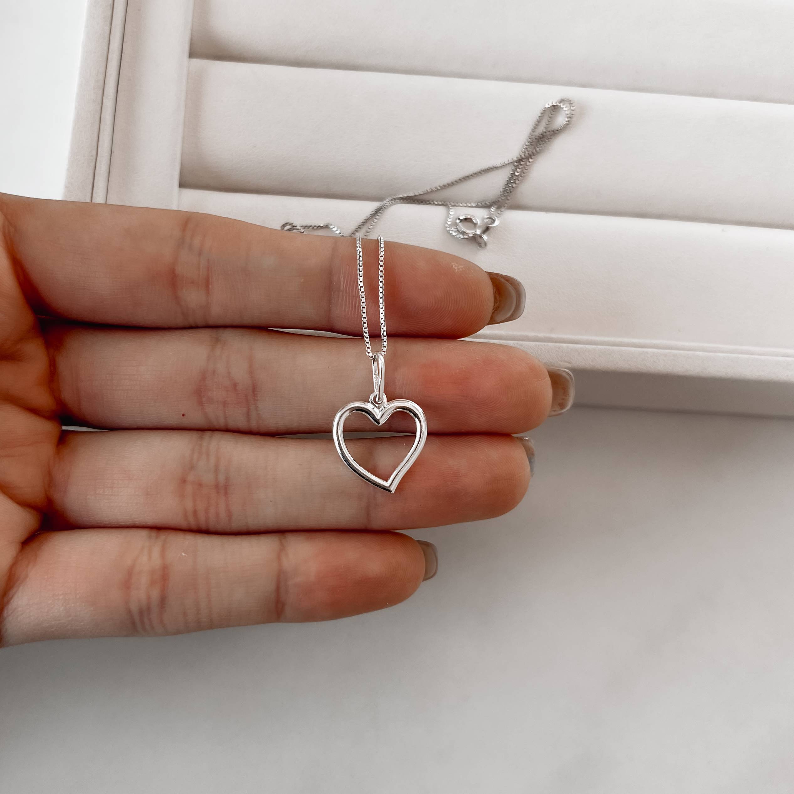 Imagem Secundária Colar pingente coração vazado esquerdo 15mm 45cm