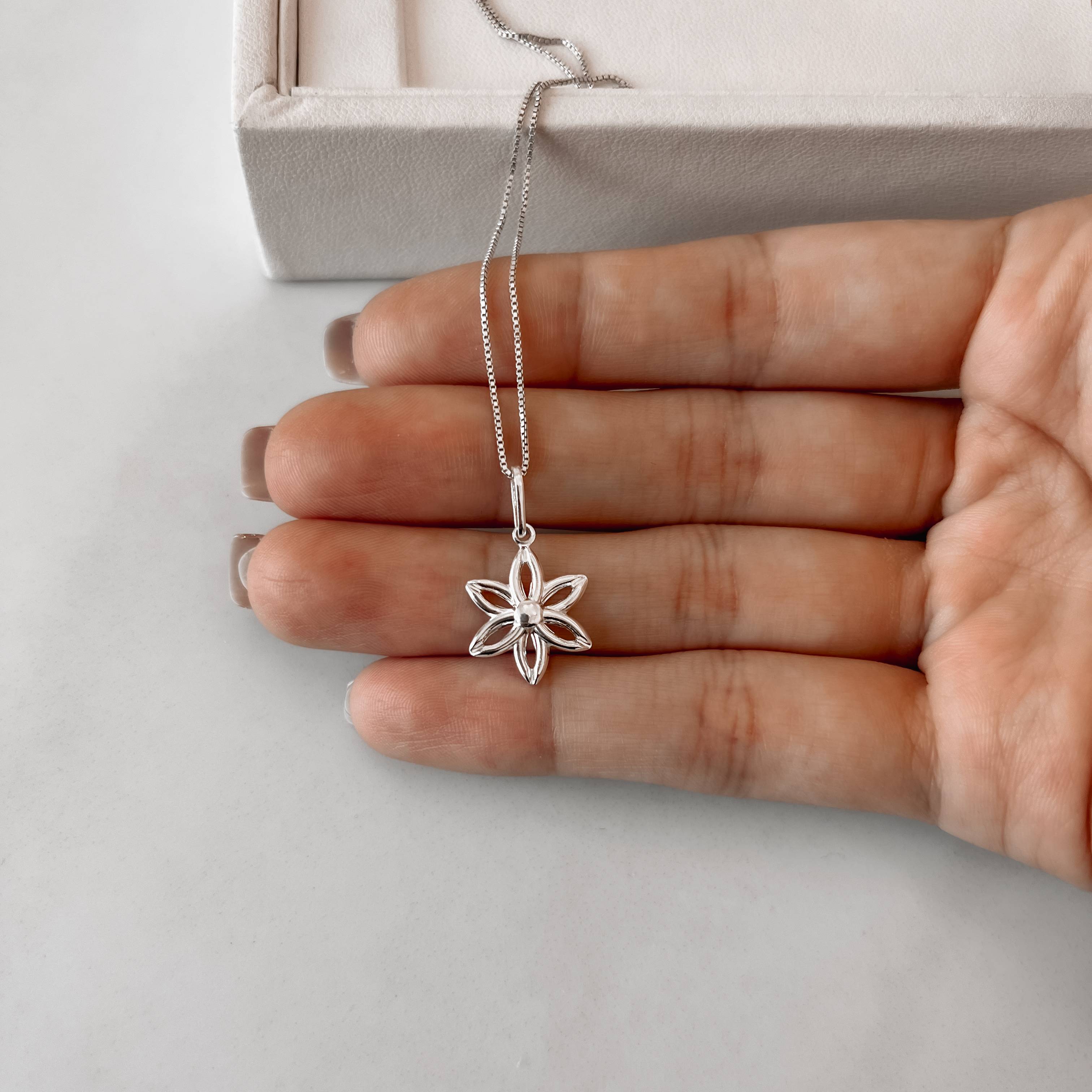 Imagem Secundária Colar pingente flor 6 pétalas 15mm 45cm