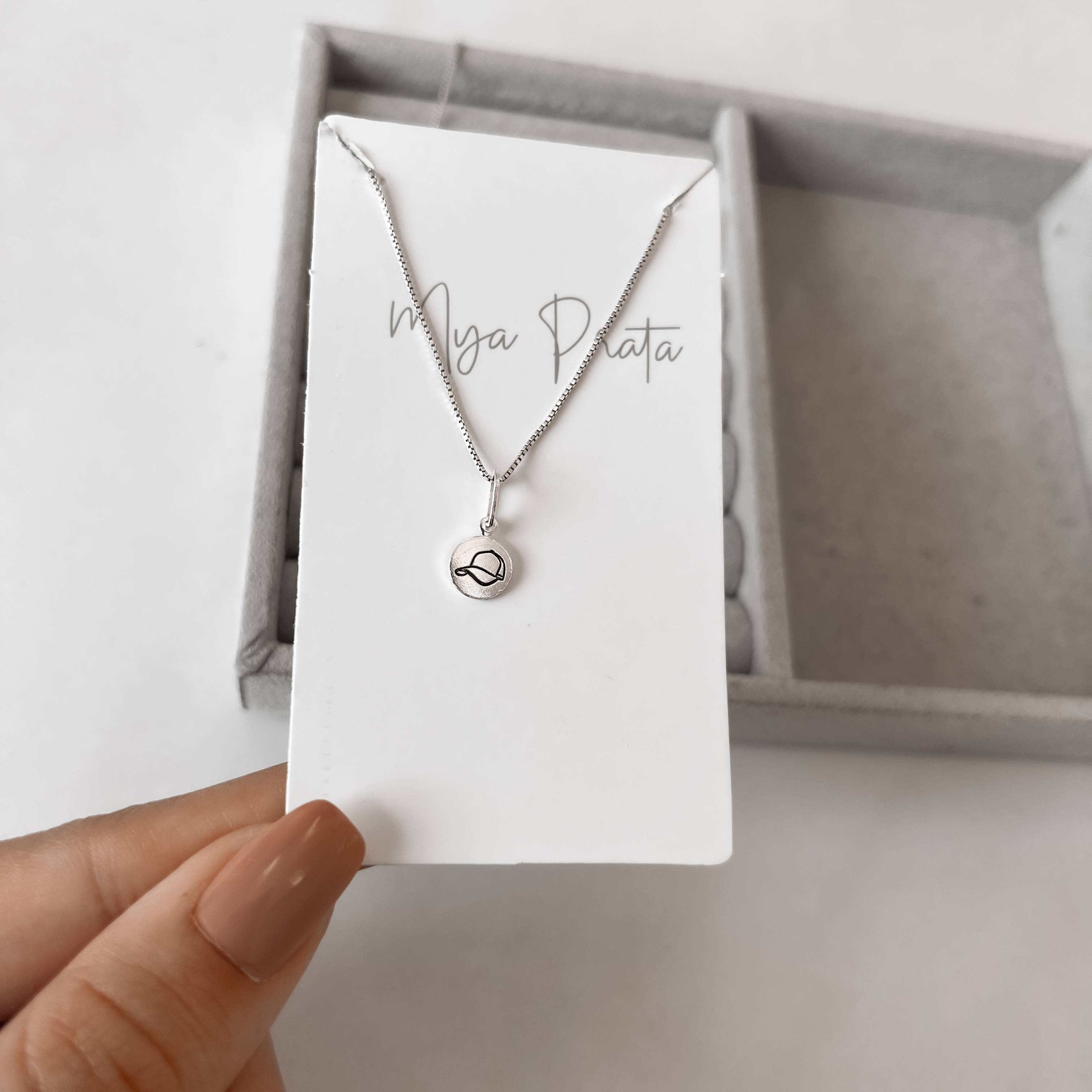 Imagem Colar pingente medalha boné resina 8mm 40cm